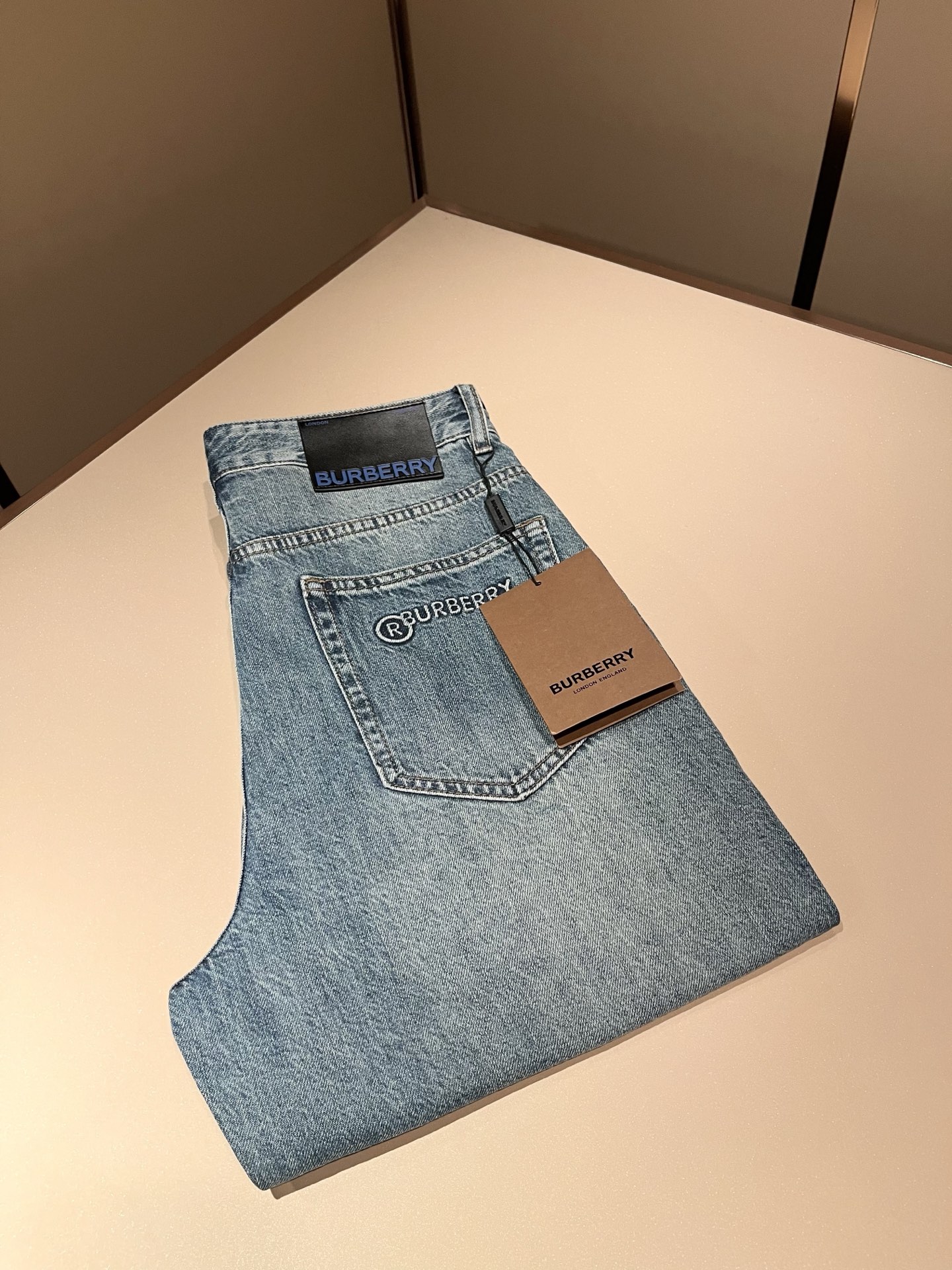 NO:774392,BURBER*Y 2026 spring and summer new men's high-end casual and versatile jeans!  For BUR fans, such an elegant classic design is enough to attract attention at a glance. It is the most handsome series among all BUR jeans this year. I only need to take a look to know that this will definitely be a sensational hit and popular all over the Internet. It is made of classic slim-fitting three-dimensional tailoring and is equipped with the latest logo pattern waistband design!  A very representative waist brand modification!  It simply and easily demonstrates the charm of the brand, and naturally presents specifications, grades, fashion and trendy effects. It has perfect matching performance and can easily wear with a sense of luxury and high-end effects!  Made of top quality imported Japanese washed denim cotton, it is very comfortable, breathable and has a natural drape, making it suitable for all year round wear!  !  This style of jeans is made with a three-dimensional cut and a small straight fit. Its single-matching magic and practical wearability are understandable. Whether you are wearing it for daily wear or appearing on the high street, it is the best choice. It is super charming!  It also demonstrates the authentic original flavor of BUR, and also perfectly demonstrates its specifications and rank!  Obviously, this is a great product that you must buy. Whether you are a fan of BUR or not, you must buy this product. It is a highly recommended product!  Size 30-40,,burberry,jeans,19860909BURBER*Y巴*莉 2026春夏新品男士高端休闲百搭牛仔裤！对于BUR粉丝来说,这样大气的经典设计足矣一眼种草,是今年BUR所有牛仔裤当中最帅的一个系列,我只需要看一眼就知道,这绝对会是一个引起轰动的爆款,而且全网风靡,经典的修身立体剪裁版型打造,配置了最新的logo图案腰牌工艺设计！极具代表性腰牌修饰！简单轻松的彰显出品牌魅力所在,自然而然的呈现规格,档次,时髦以及新潮效果,搭配性能满分,轻松穿出高级感与高端效果！顶级的进口日本洗水牛仔棉质打造,并舒适透气感满分,且垂感自然,适合一年四季的穿搭所需！！此款牛仔裤采用了立体裁剪小直筒版型打造,其单配魔力与实穿性是无可厚非的,不管你是日常穿搭还是高街出镜都是不二之选,超具魅力！更是彰显了地地道道的的BUR原味,同时也是完美的展现了其规格和段位所在！很显然,这是一款绝对要收的重磅好货,不管你是不是BUR的粉丝,此款你都必须要收,极力推荐的好货！尺码30-40,,burberry,jeans,,Men's clothing