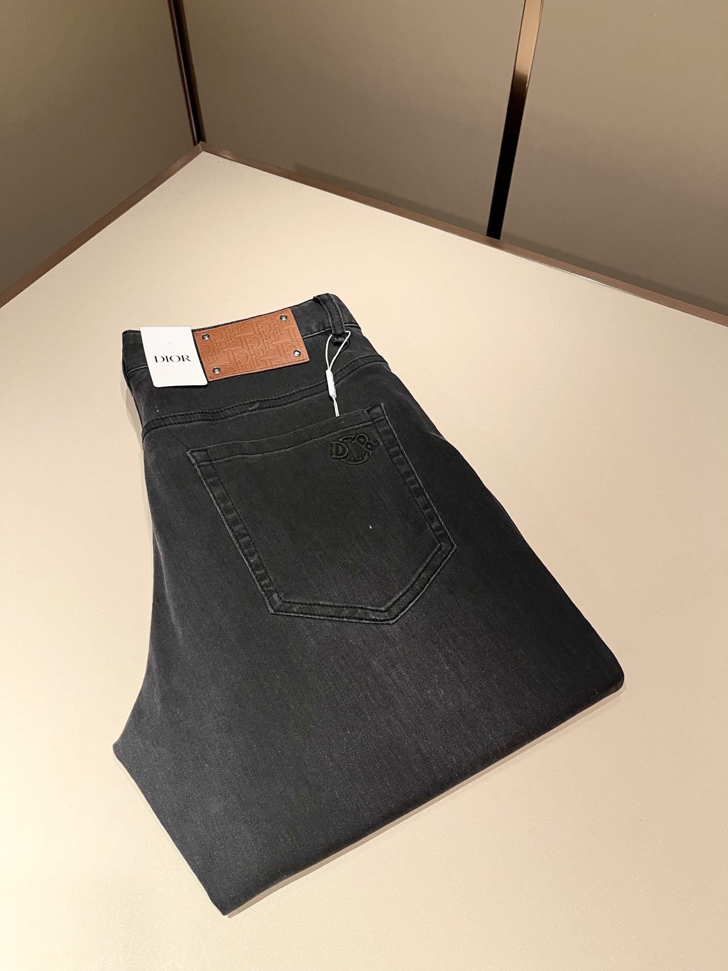 NO:774367,Dio*r 2026 spring and summer men's washed small straight jeans!  The trading company sells great products, looks great, is the all-match trousers king in the fashion world, has high-frequency dressing demonstrations in European and American street photography, and has a leather waistband logo design!  And it is a must-have item for luxury brands every season!  Very pure and minimalist design tone!  Adhering to the consistent fashion proposition of the D family, it is quite eye-catching. It not only demonstrates the ingenuity and craftsmanship, but also effectively flaunts the brand identity!  Custom-made denim fabrics are supplied from Italy. The texture is unparalleled and full of charm. The silhouette is perfectly tailored and has excellent butt-lifting and slimming effect. It can be matched with any top in the wardrobe. It has wide compatibility, is both casual and casual, and has a full upper body shape. It is an invincible fashionable and versatile item!  Size 29 -40,,dior,dior,dior,jeans,19860909Dio*r 迪家 2026春夏男士水洗小直筒牛仔裤！贸易公司渠道牛货,品相超赞,时尚圈万能的百搭裤王,欧美街拍中高频穿搭示范,皮革腰牌logo设计！且是奢侈品牌每季必出的单品！非常纯粹极简的设计基调！秉承了D家一贯的时尚主张,颇具看点,即彰显了匠心工艺又有力的标榜了品牌身份！客供意大利定制丹宁面料,质感无敌赞,颇具韵味,版型剪裁完美,提臀修身显瘦效果极佳,可横扫衣橱任何的上装搭配,兼容性广泛,休闲兼备,上身型款十足,无敌的时髦百搭神品！尺码29 -40,,dior,dior,dior,jeans,,Men's clothing