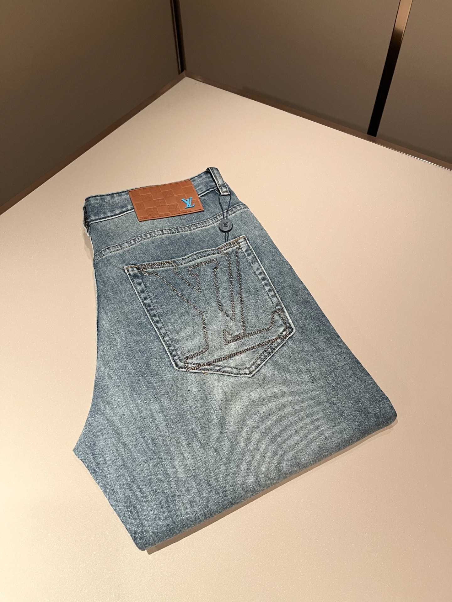 NO:776890,Louis Vuitto* Louis*den 2026 new spring and summer men's classic washed small straight denim trousers. Excellent upper body performance, versatile choice, great value for money to share!  !  As a classic combination of men's simple elements, the Luyu Louis classic jeans series has always been a legendary item in the industry and an enduring item. Many men with senior financial strength are guests of the Louis family. Countless big shots have performed it. There is a saying in the fashion circle. It is made of top-quality denim denim fabrics. After being treated with high-end washing technology, it has a sense of class and luxury. Nameplate waist plate hardware logo accessories design!  The fabric is extremely comfortable for the upper body and gives people a full of trendy and fashionable atmosphere. It interprets luxury and trendiness to the extreme. The classic, exquisite and precise straight-cut design has a thickness that can be used across all seasons and is a must-have item!  Size 30 -40,,louis vuitton,louis vuitton,19860909Louis Vuitto*路易*登2026春夏新款男士经典水洗小直筒牛仔长裤.绝佳的上身性能,百搭之选,超值性价比分享！！作为男生简约元素经典搭配,路遇路易经典仔裤系列,这个一直是业内的传奇单品,也是经久不衰的单品,很多具有资深经济实力的男人都是路易家族的座上客,无数的大佬都曾演绎过,时尚圈更是流传这么一句话,顶级丹宁牛仔面料打造而成,经高端水洗工艺处理后,极具档次与奢华感.铭牌腰牌五金logo辅料设计！面料极好上身舒适,给人满满的潮流时髦气息,将奢华与潮流感演绎到了极致,经典精湛精准的直筒版型裁剪设计,厚度更是能横跨四季必入好款！ 尺码30 -40,,louis vuitton,louis vuitton,,Men's clothing