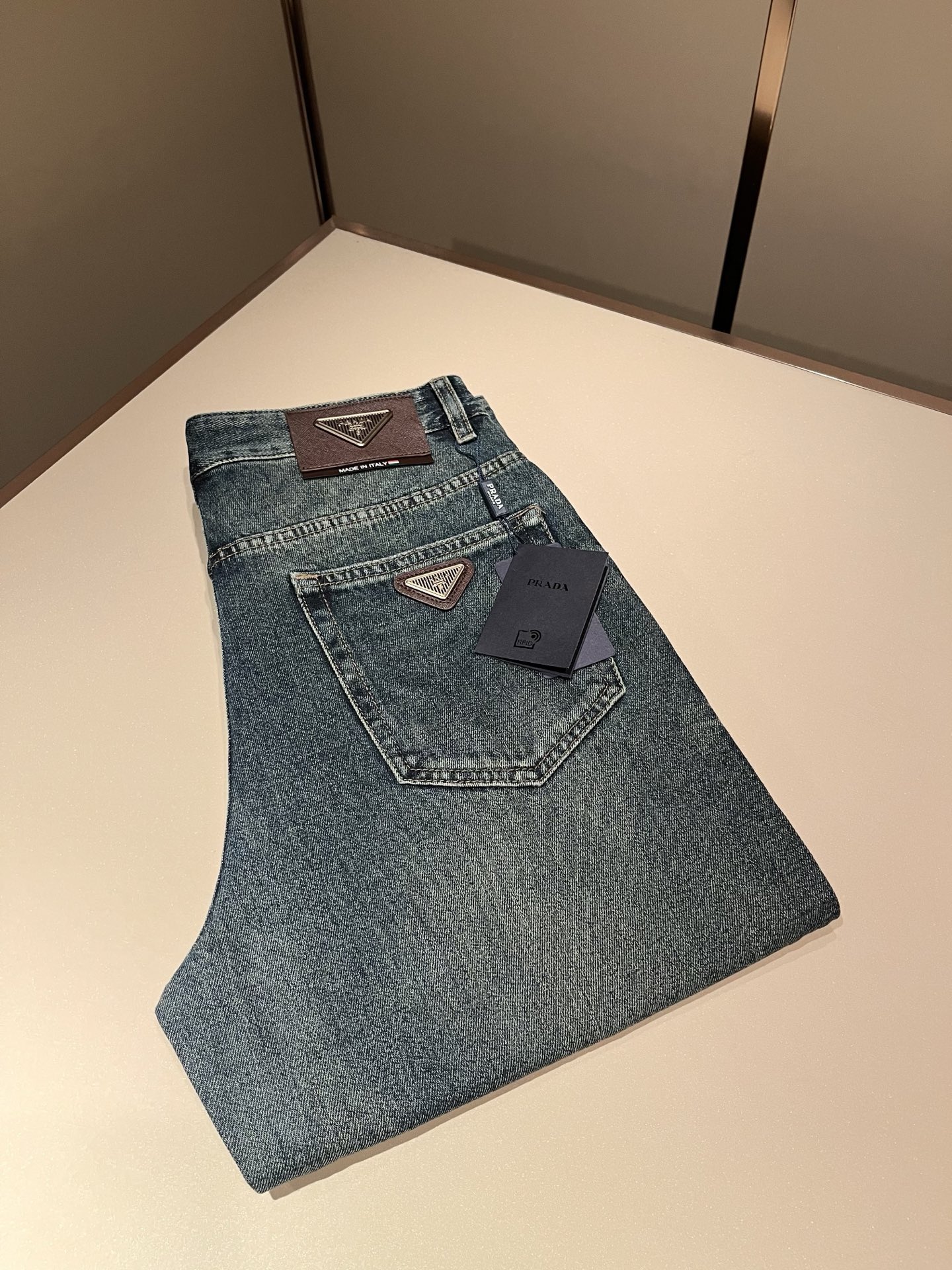 NO:776886,PRA*DA Prada 2026 spring and summer new products are on sale!  High-end denim is versatile and pragmatic without being sensational!  Limited edition for Hong Kong, Macao and Taiwan!  !  Three-dimensional cutting pure cotton material!  Undertaken by a Taiwanese foreign trade company, the exquisite and delicate materials seem to be Prada’s patented high-quality customized original hardware logo design!  Not only the materials, colors and styles are carefully crafted, but the life philosophy behind the design coincides with the dual mentality of modern people pursuing practicality and fashionable beauty. Achieving a perfect balance between function and aesthetics is not only a display of fashion trends, but also the ultimate in modern aesthetics.19860909PRA*DA 普拉达 2026春夏新品发售！牛仔高级百搭实用主义不哗众取宠！港澳台地区限定款！！立体裁剪纯棉材质！台湾外贸公司承接、材质精致细腻似乎是普拉达专利品质上乘 定制原版五金logo设计！不仅在材料、颜色与款式工夫,设计背后的生活哲学正巧契合现代人追求切身实用与流行美观的双重心态,在机能与美学之间取得完美平衡,不但是时尚潮流的展现,更是现代美学的极致.P的视野并没有局限时尚品牌核心价值中不可或缺的组成部分、的另一种选择替代风格成熟、尺码29-40,,prada,prada,,Men's clothing