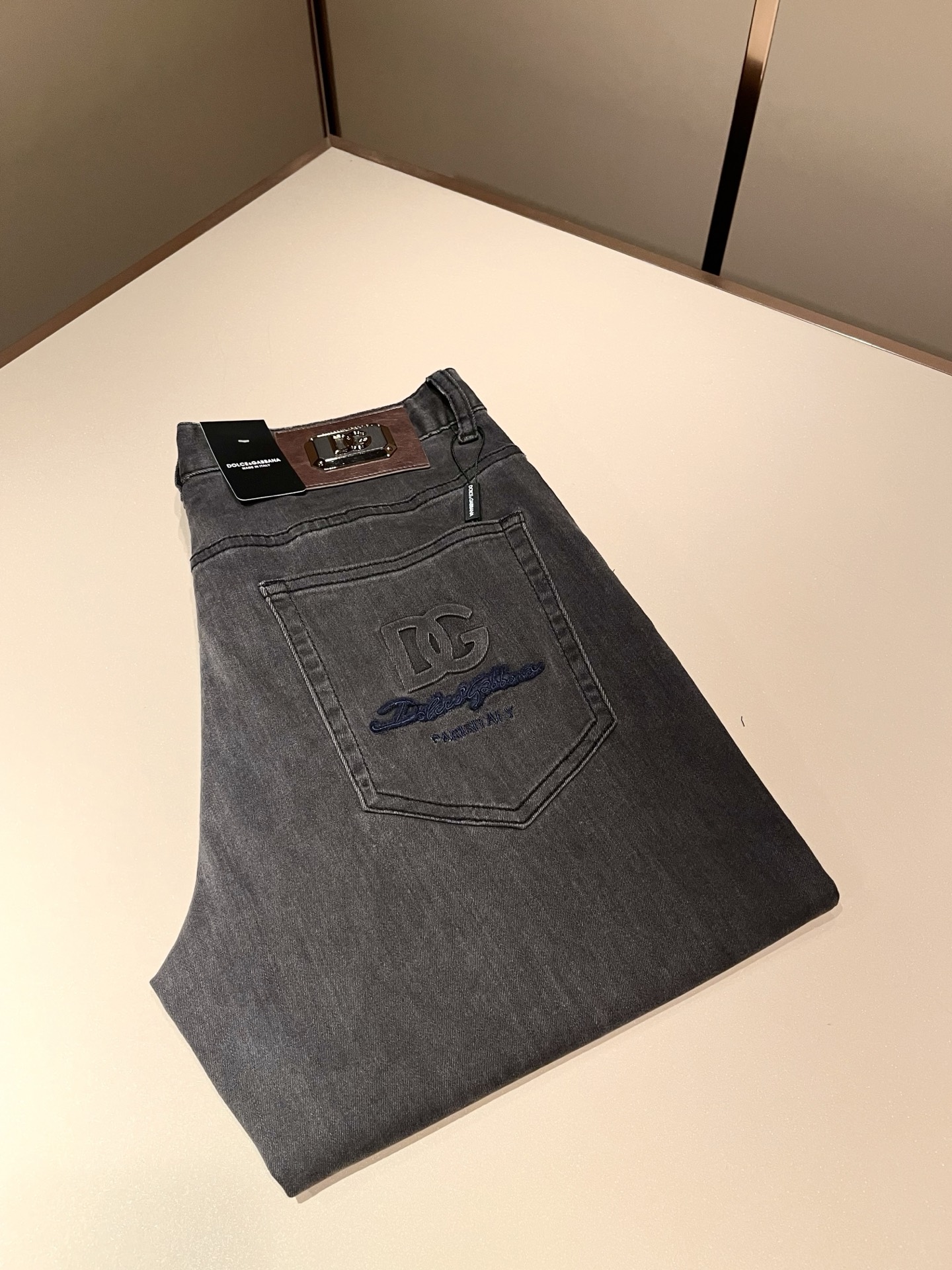 NO:776901,Dolce & Dolce&GABB*NA's 2026 spring and summer new jeans. The washed treatment is naturally not easy to deform and fade. The three-dimensional tailoring is perfect for shaping. The fabric is comfortable and soft and can be matched casually. Comfort represents its interpretation of fashion and leisure. It is DG's consistent style. Every detail reflects the brand's pursuit of quality. It has a bit of a hedonist and pays great attention to details. It likes everything that is not formulaic and pursues freedom. Dolce & Gabbana (DOLCE&GABB*NA)  His style is very unique. At the beginning of his business, he insisted on making his own plates and designing logos and waistband designs!  It was quite unique for the fashion world that was very particular about ostentation at that time. Sizes 29-40, Dolce&Gabbana, Dolce&Gabbana, jeans,19860909Dolce & 杜嘉*纳 2026春夏新品牛仔裤,水洗处理自然不易变形脱色、立体剪裁完美塑形面料质舒适柔软随意搭配、舒适代表它对时尚休闲的诠释是DG一贯作风细节处体现这个品牌对品质的追求,带点享乐主义者的味道,非常注重细节,喜欢一切非公式化的东西,追求自由杜嘉班纳 (DOLCE&GABB*NA) 的作风非常独特,创业之初坚持自己制版、设计标识logo腰牌设计！对于当时讲究排场的时装界,是相当独树一格的.尺码29-40,,Dolce&Gabbana,Dolce&Gabbana,jeans,,Men's clothing