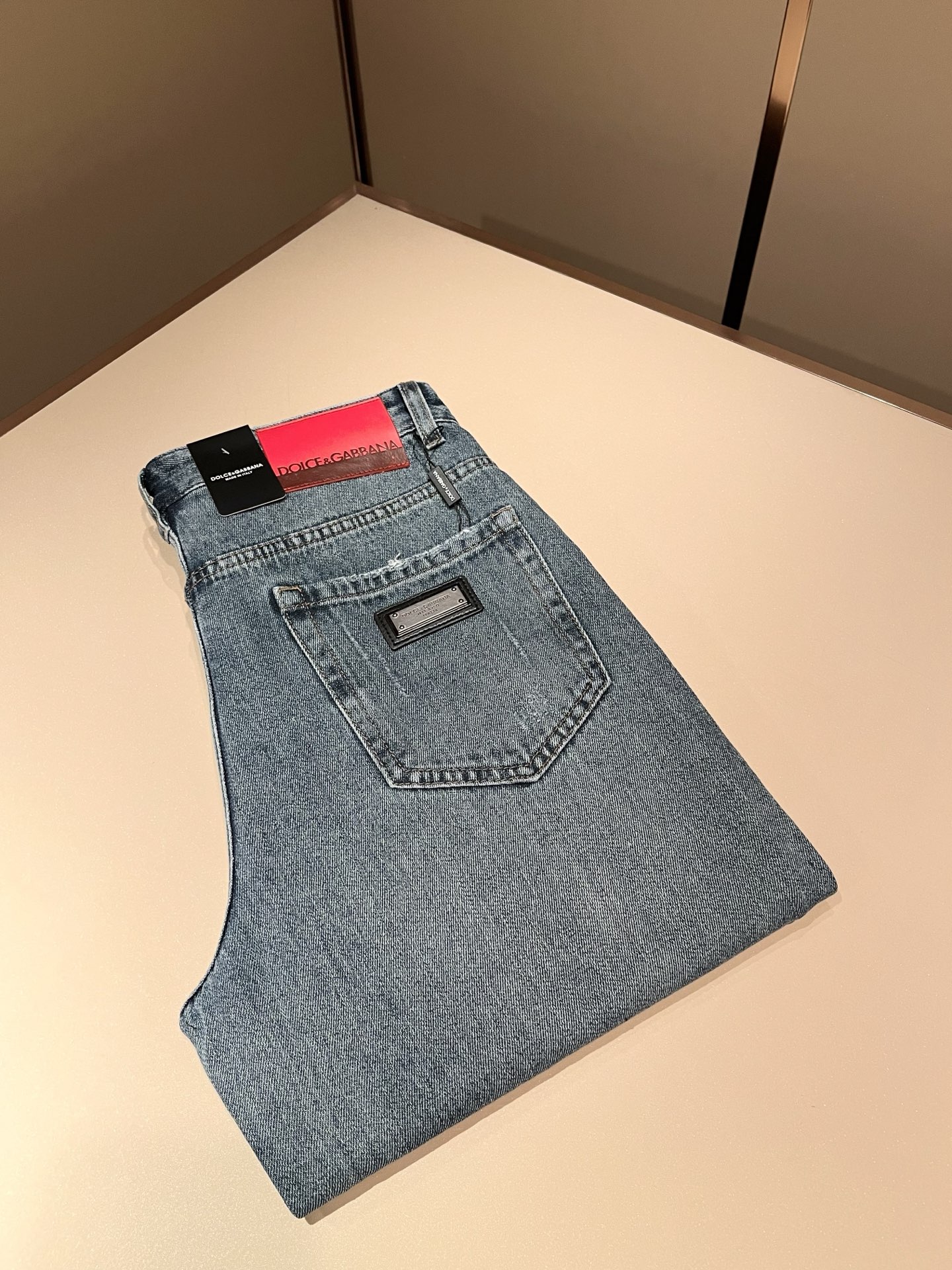 NO:774377,Dolce & Dolce&GABB*NA's 2026 spring and summer new jeans. The washed treatment is naturally not easy to deform and fade. The three-dimensional tailoring is perfect for shaping. The fabric is comfortable and soft and can be matched casually. Comfort represents its interpretation of fashion and leisure. It is DG's consistent style. Every detail reflects the brand's pursuit of quality. It has a bit of a hedonist and pays great attention to details. It likes everything that is not formulaic and pursues freedom. Dolce & Gabbana (DOLCE&GABB*NA)  His style is very unique. At the beginning of his business, he insisted on making his own plates and designing logos and waistband designs!  It was quite unique for the fashion world that was very particular about ostentation at that time. Sizes 29-40, Dolce&Gabbana, Dolce&Gabbana, jeans,19860909Dolce & 杜嘉*纳 2026春夏新品牛仔裤,水洗处理自然不易变形脱色、立体剪裁完美塑形面料质舒适柔软随意搭配、舒适代表它对时尚休闲的诠释是DG一贯作风细节处体现这个品牌对品质的追求,带点享乐主义者的味道,非常注重细节,喜欢一切非公式化的东西,追求自由杜嘉班纳 (DOLCE&GABB*NA) 的作风非常独特,创业之初坚持自己制版、设计标识logo腰牌设计！对于当时讲究排场的时装界,是相当独树一格的.尺码29-40,,Dolce&Gabbana,Dolce&Gabbana,jeans,,Men's clothing