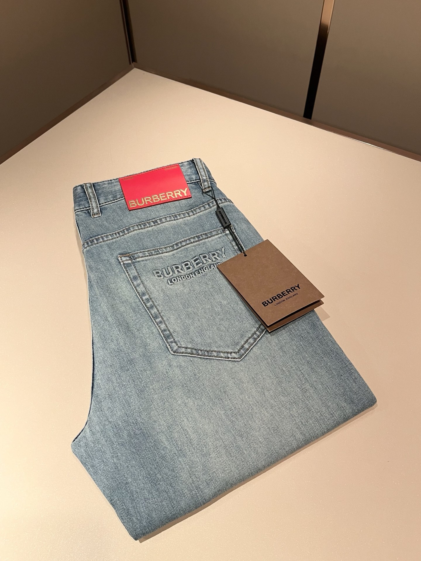 NO:776894,BURBER*Y 2026 spring and summer new men's high-end casual and versatile jeans!  For BUR fans, such an elegant classic design is enough to attract attention at a glance. It is the most handsome series among all BUR jeans this year. I only need to take a look to know that this will definitely be a sensational hit and popular all over the Internet. It is made of classic slim-fitting three-dimensional tailoring and is equipped with the latest logo pattern waistband design!  A very representative waist brand modification!  It simply and easily demonstrates the charm of the brand, and naturally presents specifications, grades, fashion and trendy effects. It has perfect matching performance and can easily wear with a sense of luxury and high-end effects!  Made of top quality imported Japanese washed denim cotton, it is very comfortable, breathable and has a natural drape, making it suitable for all year round wear!  !  This style of jeans is made with a three-dimensional cut and a small straight fit. Its single-matching magic and practical wearability are understandable. Whether you are wearing it for daily wear or appearing on the high street, it is the best choice. It is super charming!  It also demonstrates the authentic original flavor of BUR, and also perfectly demonstrates its specifications and rank!  Obviously, this is a great product that you must buy. Whether you are a fan of BUR or not, you must buy this product. It is a highly recommended product!  Size 30-40,,burberry,jeans,19860909BURBER*Y巴*莉 2026春夏新品男士高端休闲百搭牛仔裤！对于BUR粉丝来说,这样大气的经典设计足矣一眼种草,是今年BUR所有牛仔裤当中最帅的一个系列,我只需要看一眼就知道,这绝对会是一个引起轰动的爆款,而且全网风靡,经典的修身立体剪裁版型打造,配置了最新的logo图案腰牌工艺设计！极具代表性腰牌修饰！简单轻松的彰显出品牌魅力所在,自然而然的呈现规格,档次,时髦以及新潮效果,搭配性能满分,轻松穿出高级感与高端效果！顶级的进口日本洗水牛仔棉质打造,并舒适透气感满分,且垂感自然,适合一年四季的穿搭所需！！此款牛仔裤采用了立体裁剪小直筒版型打造,其单配魔力与实穿性是无可厚非的,不管你是日常穿搭还是高街出镜都是不二之选,超具魅力！更是彰显了地地道道的的BUR原味,同时也是完美的展现了其规格和段位所在！很显然,这是一款绝对要收的重磅好货,不管你是不是BUR的粉丝,此款你都必须要收,极力推荐的好货！尺码30-40,,burberry,jeans,,Men's clothing