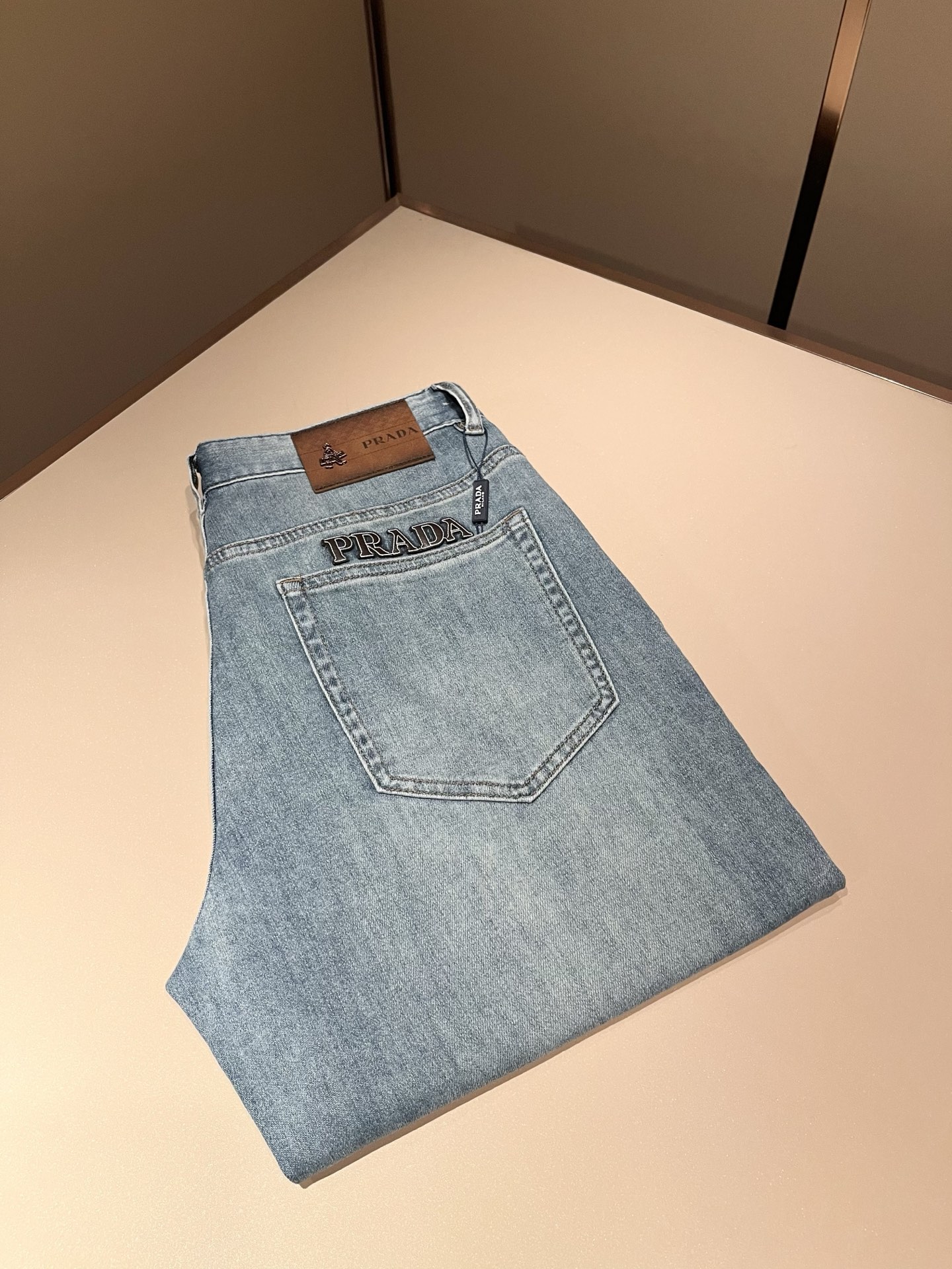 NO:774382,PRA*DA Prada 2026 spring and summer new products are on sale!  High-end denim is versatile and pragmatic without being sensational!  Limited edition for Hong Kong, Macao and Taiwan!  !  Three-dimensional cutting pure cotton material!  Undertaken by a Taiwanese foreign trade company, the exquisite and delicate materials seem to be Prada’s patented high-quality customized original hardware logo design!  Not only the materials, colors and styles are carefully crafted, but the life philosophy behind the design coincides with the dual mentality of modern people pursuing practicality and fashionable beauty. Achieving a perfect balance between function and aesthetics is not only a display of fashion trends, but also the ultimate in modern aesthetics.19860909PRA*DA 普拉达 2026春夏新品发售！牛仔高级百搭实用主义不哗众取宠！港澳台地区限定款！！立体裁剪纯棉材质！台湾外贸公司承接、材质精致细腻似乎是普拉达专利品质上乘 定制原版五金logo设计！不仅在材料、颜色与款式工夫,设计背后的生活哲学正巧契合现代人追求切身实用与流行美观的双重心态,在机能与美学之间取得完美平衡,不但是时尚潮流的展现,更是现代美学的极致.P的视野并没有局限时尚品牌核心价值中不可或缺的组成部分、的另一种选择替代风格成熟、尺码29-40,,prada,prada,,Men's clothing