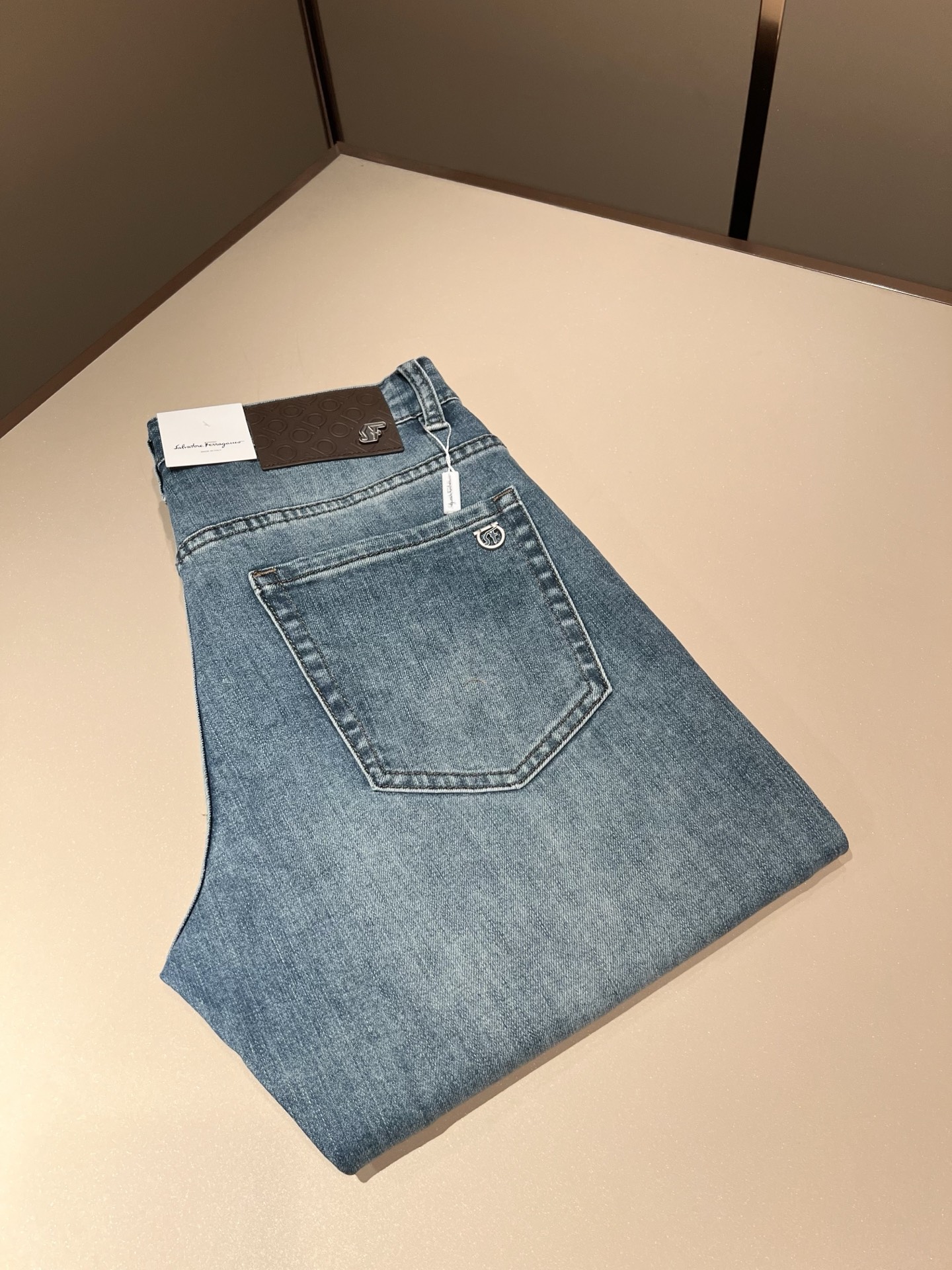 NO:774387,Ferraga*mo 2026 new spring and summer men's casual small straight jeans, original quality, original quality high-end fashion casual washed jeans, leather metal Ferragamo LOGO logo on the back waist, produced through original factory channels; sold simultaneously on G network, the thickness is just right to meet the needs of spring and summer wear. The fabric is soft and denim-like.  Beautiful washing process, just the right purity, very outstanding craftsmanship, neat cutting lines, perfect details. Casual and versatile four-season style, the upper body effect is not tight and excellent, showing a confident temperament; all the details show the classic logo of the perfect quality pants, which symbolizes the brand's highest quality. Owning the original hardware accessories is the beginning of another fashion!  Size 29-40,,ferragamo,ferragamo,jeans,19860909Ferraga*mo菲拉*慕2026春夏新款男款休闲小直筒牛仔裤 原单品质,原单品质高端时尚休闲水洗牛仔裤,后腰皮革金属菲拉格慕LOGO标识,原单代工厂渠道出品；G网同步发售,厚度刚好满足春夏穿搭需求 面料柔软具有牛仔面料 漂亮的水洗工艺,恰到好处的纯粹,工艺非常突出,车工走线整齐,完美细节出品.随意百搭的四季款,上身效果不紧绷极佳,彰显自信气质；所有细微处尽情展现完美品质裤子的经典Logo象征了品牌至高的品质,原厂五金配件 拥有,便是另一种时尚的开始 ！ 尺码29-40,,ferragamo,ferragamo,jeans,,Men's clothing
