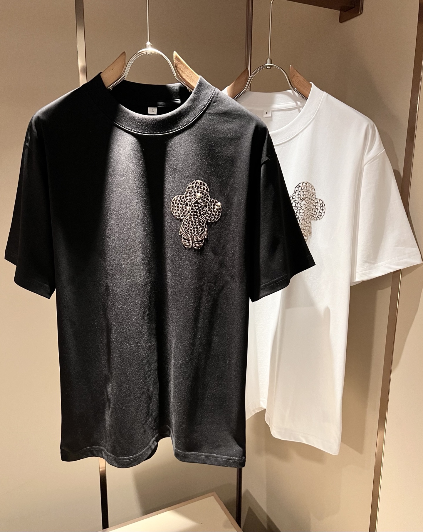 NO:774396,LouisVuitt* Louis*den's 2026 spring and summer new series of items are online. It is a very fashionable and avant-garde short-sleeved T-shirt for men and women, with the logo pattern decorated with diamonds!  It is different from the past and declares the design concept that the brand has inherited for many years!  Its eye-catching appeal is no less than any classic style, perfectly presenting the sense of fashion, high-end and luxury to the world!  It is made of imported 100% cotton material supplied by customers. It is a selection of high-quality pure cotton fabrics. It feels soft, waxy and delicate to the skin. The actual product will definitely exceed your imagination. It is extremely comfortable and breathable. Even if you sweat profusely, you will not feel greasy or stuffy. It maximizes sweat wicking and moisture absorption!  Size M-4XL,,louis vuitton,louis vuitton,T-shirt,tees,t-shirt,19860909LouisVuitt*路易*登 2026春夏全新系列单品上线,非常时髦前卫的一款男女同款短袖T恤,标识logo图案烫钻修饰！区别于以往的不同,宣示品牌传承多年的设计理念！其吸睛度完全不亚于任何经典款式,将时髦高级感与奢华感完美呈现在世人眼前！客供进口全棉材质制成,精选优质纯棉面料,触感软糯亲肤细腻,实物到手绝对超乎你的想象,贴身无比舒适透气,即便是汗流浃背也不会有腻身及闷热感可言,将排汗吸湿性发挥到了极致！尺码M-4XL,,louis vuitton,louis vuitton,T-shirt,tees，t-shirt,,Men's clothing