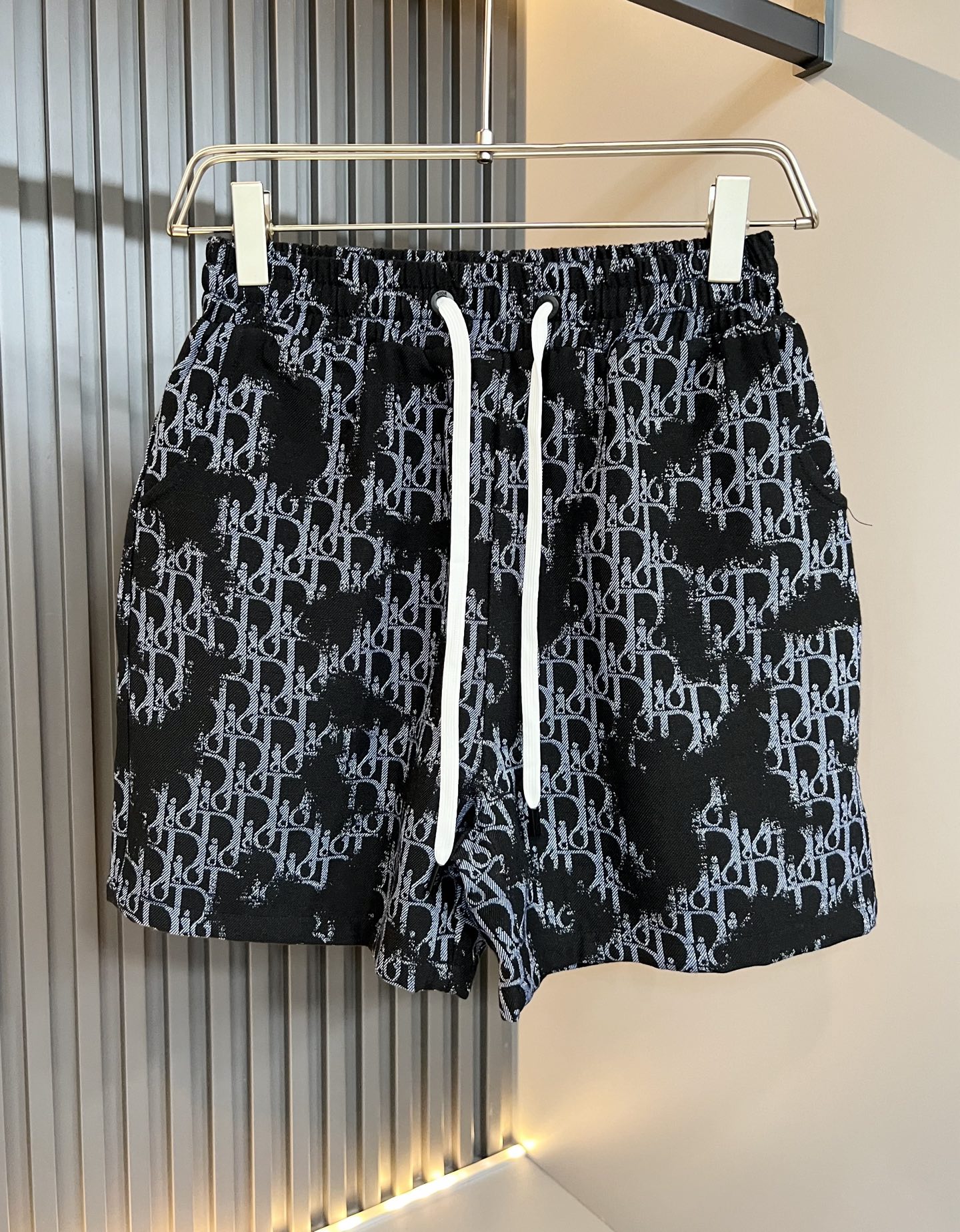 NO:776889,Dio* Dio 2026 spring and summer new casual drawstring shorts for men and women, same style for men and women!  Panoramic logo pattern modification!  Fashionable athleisure shorts!  The fabric is made of imported pure cotton!  Made of custom-made exclusive fabrics, the fabric feels solid, warm, and waxy. It is very skin-friendly and comfortable to wear, and its breathability and moisture absorption are also excellent. It is the first choice for shorts in summer!  Full of brand logo products!  Integrate the avant-garde street atmosphere into this single product, exuding full of vitality and youthful fashion sense!  The casual short trousers are cut in a style that can be easily worn by both men and women!  Recommended treasures that are hard to find but don’t miss them if you like them!  Size S-2XL,,dior,shorts,19860909Dio*迪*奥 2026春夏新款男女同款休闲抽绳短裤,男女同款！全景logo图案修饰！时尚运动休闲短裤！面料采用进口纯棉棉材质！定制专属面料制作而成,面料手感瓷实温厚软糯,贴身穿着非常的亲肤舒适,并且透气性与吸湿性也极为优越,夏天里的短裤首选！满满品牌标志产品！将前卫的街头气息融入进这款单品之中,散发着满满的活力与青春时尚感！休闲的短款裤装版型裁剪,无论男女皆可轻松驾驭！可遇不可求的宝藏好物推荐,喜欢的千万不要错过！尺码S-2XL,,dior,shorts,,Men's clothing