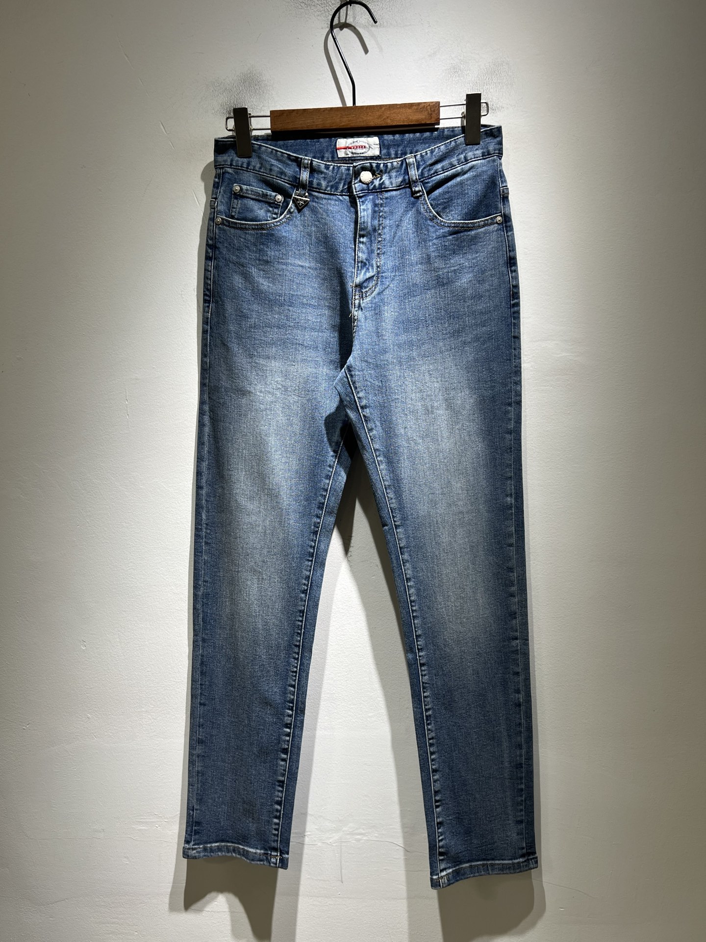 NO:774411,PRA*DA Prada 2026 spring and summer new products are on sale!  High-end denim is versatile and pragmatic without being sensational!  Limited edition for Hong Kong, Macao and Taiwan!  !  Three-dimensional cutting pure cotton material!  Undertaken by a Taiwanese foreign trade company, the exquisite and delicate materials seem to be Prada’s patented high-quality customized original hardware logo design!  Not only the materials, colors and styles are carefully crafted, but the life philosophy behind the design coincides with the dual mentality of modern people pursuing practicality and fashionable beauty. Achieving a perfect balance between function and aesthetics is not only a display of fashion trends, but also the ultimate in modern aesthetics.19860909PRA*DA 普拉达 2026春夏新品发售！牛仔高级百搭实用主义不哗众取宠！港澳台地区限定款！！立体裁剪纯棉材质！台湾外贸公司承接、材质精致细腻似乎是普拉达专利品质上乘 定制原版五金logo设计！不仅在材料、颜色与款式工夫,设计背后的生活哲学正巧契合现代人追求切身实用与流行美观的双重心态,在机能与美学之间取得完美平衡,不但是时尚潮流的展现,更是现代美学的极致.P的视野并没有局限时尚品牌核心价值中不可或缺的组成部分、的另一种选择替代风格成熟、尺码29-40,,prada,prada,,Men's clothing