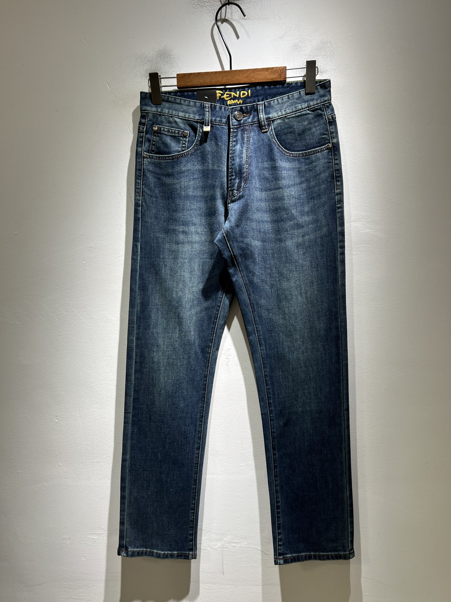 NO:774430,FEN*I Fen*di 2026 spring and summer new FD casual jeans!  Original order from Italy, a popular item of the FD family, a representative product with full sense of specification, a product worth snapping up for all FD fans!  Pure Italian channel order, the FD family's high-end and popular product, a very popular item at the moment, FD's iconic hardware and leather logo waistband design!  !  Trendy and good-looking, full of trendy atmosphere, extremely high-grade and standard, giving people a very strong visual impact, and highly recognizable, made of top-grade denim fabric, soft, delicate and comfortable to the touch, and the appearance is quite high-end and classy!  It perfectly interprets the charm of the brand and leaves a deep impression on people. It is more fashionable and charming, simple and elegant, and there is no pressure to wear it!  Size 29-40,,fendi,dior,jeans,19860909FEN*I 芬*迪2026春夏新款FD家休闲牛仔裤！意大利原厂订单,FD家族人气单品,代表性十足,规格感十足的精品,所有FD粉丝都值得抢购的精品！纯正意代渠道订单,FD家族的高奢人气爆款产物,当下十分火爆的单品,FD标志性五金皮革logo腰牌设计！！新潮又好看,潮流气息感十足,档次规格感极高,给人的视觉冲击感相当强烈,有着极高的辨识度,顶级丹宁面料,打造,触感柔软细腻舒适,品相相当高级有档次！完美诠释品牌魅力,给人留下深刻印象.更具时尚与韵味,简约大方时尚,对于穿搭更是毫无压力！尺码29-40,,fendi,dior,jeans,,Men's clothing