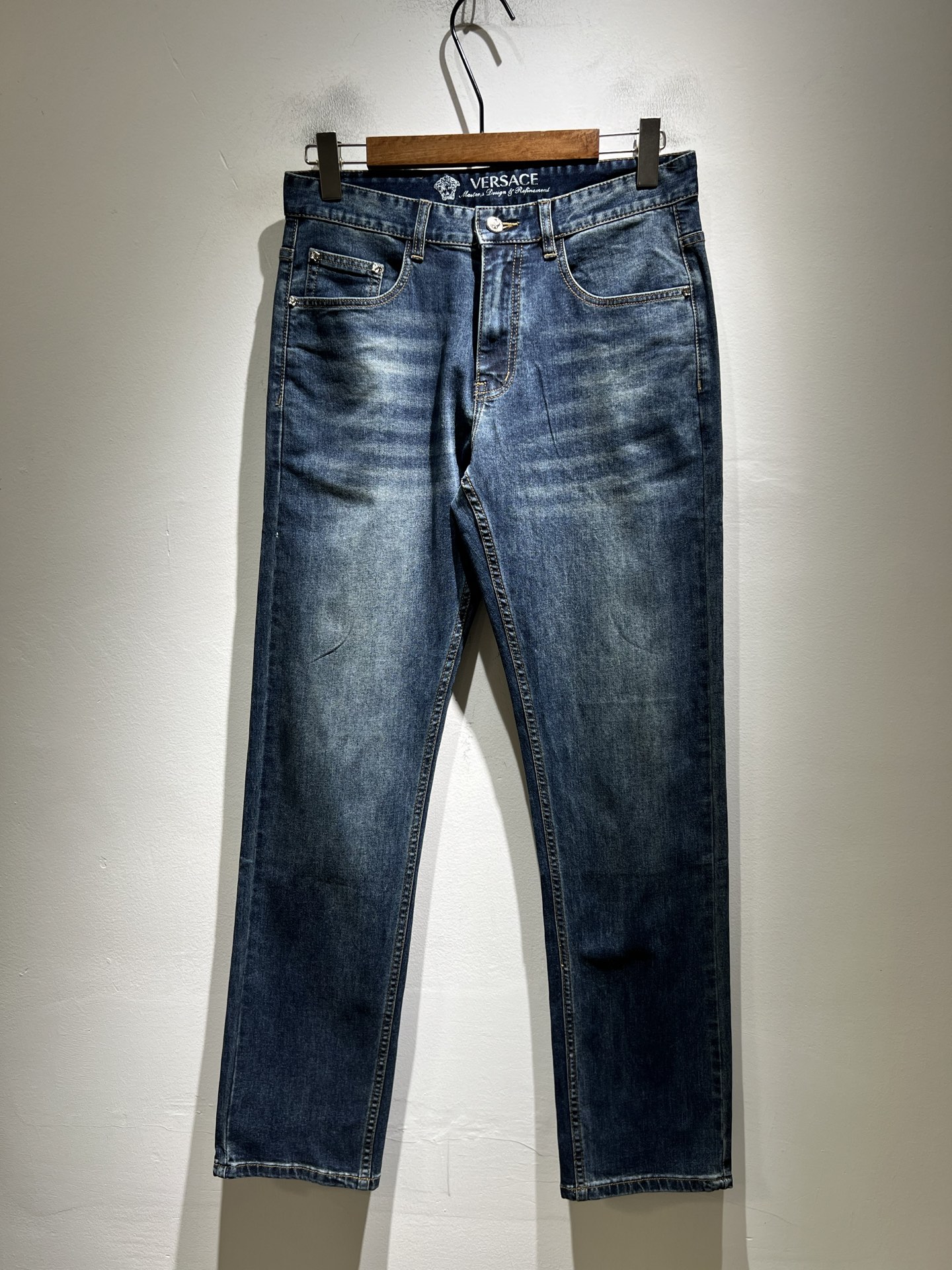NO:774425,Versa*e Fan*zhe 2026 spring and summer new classic men's casual jeans, produced by OEM, exported to European and American orders, and will be released simultaneously in the official counter in 2025!  !  Turkish denim supplied by customers, soft texture, comfortable to wear, the fabric has been washed and polished by heavy industry, showing personality and more fashionable. Medusa head logo waistband design!  Pocket brand logo embroidery design!  Show your individual and uninhibited modern attitude. Highlight the brand’s recognition!  The details are perfect, the small straight leg, the natural slim fit, the upper body effect is particularly good, a really difficult pair of jeans!  !  Size 30-40,,versace,jeans,19860909Versa*e范*哲 2026春夏新款经典男士休闲牛仔裤、代工厂出品,出口欧美订单,2025官柜同步发售！！客供土耳其牛仔布、质地柔软、穿着舒适,面料经重工洗水打磨、呈现个性更时尚.美杜莎头像logo腰牌设计！口袋品牌logo刺绣设计！彰显个性不羁的摩登态度.突出品牌的辨识度！细节做工完美,小直筒、自然修身版型,上身效果特别棒,真正难的一款牛仔裤！！尺码30-40,,versace,jeans,,Men's clothing