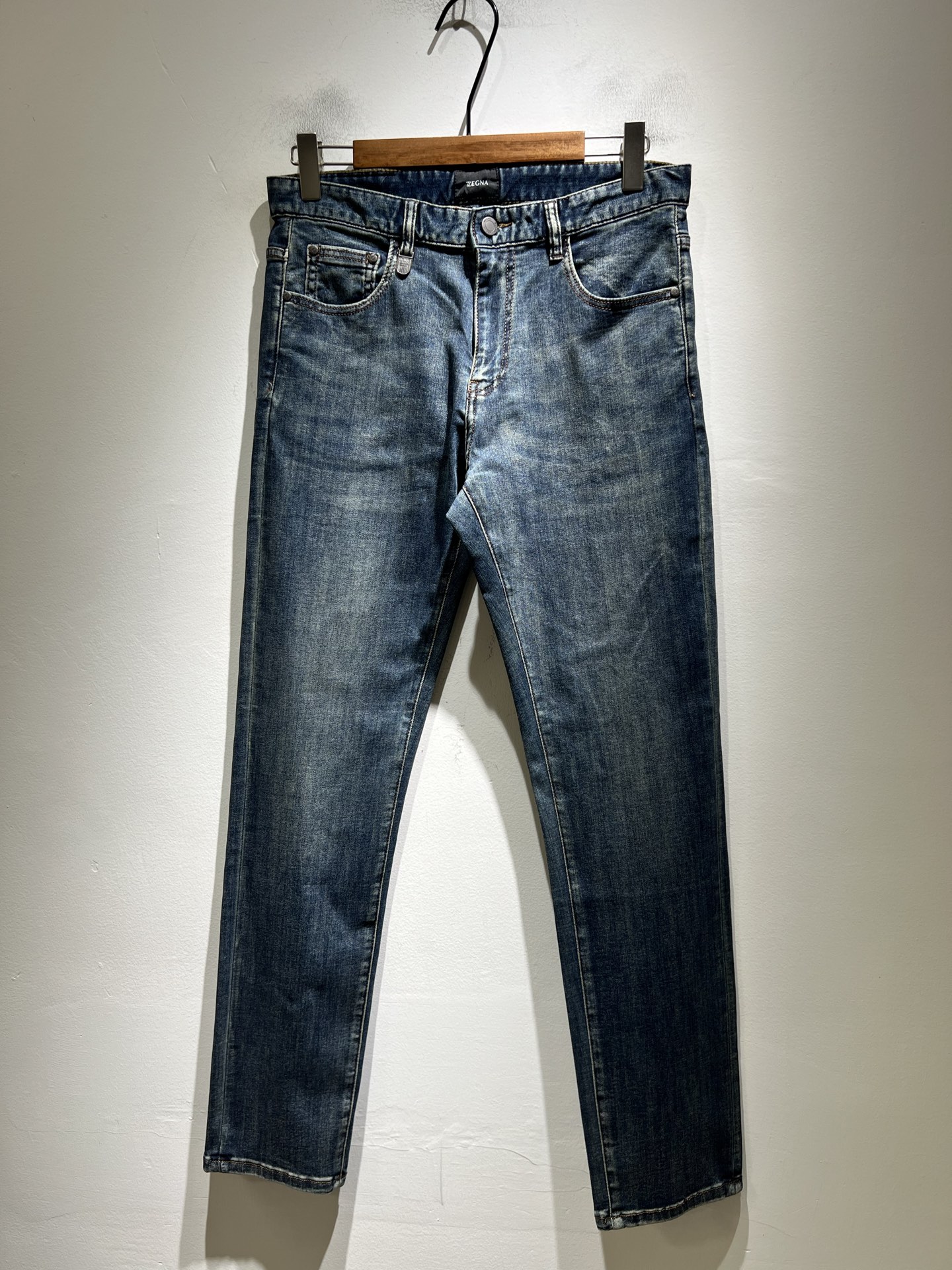 NO:776945,Zegna's new 2026 spring and summer men's casual jeans, the final channel product has appeared!  !  Simultaneous sales at the counter!  It is no exaggeration to say that these trousers are products from the original OEM channel, not bragging about the original OEM. They are completely products from the domestic garment OEM officially authorized by Ermenegildo Zegna!  Therefore, the quantity and size ratio are extremely scarce, so you will earn money if you grab it!  The best pantsuits ever officially unveiled!  !  !  !  !  !  Zegna products have always been one of the must-have accessories for successful business people!  The brand's high-end style and powerful aura are not easily surpassed by everyone. No matter which season the style is, it is the standard of temperament!  However, the fabric pattern is between business casual and daily wear, and the waist is decorated with a logo waistband!  Only Ermenegildo Zegna, which specializes in men's business and casual wear, can design a pair of trousers that is so suitable for the general public!  Whether you are wearing it for casual occasions or business occasions, this style can be matched just right. If you want to wear it, you must wear it well and be able to wear it with your own taste!  Pants that give yourself unlimited bonus points!  Size 29-40,,zegna,jeans,19860909Zegna 杰尼亚 2026春夏新款男士休闲牛仔裤,压轴的渠道货出现了！！柜台同步销售！ 毫不夸张的说,此款裤装是原厂代工渠道的货,并不是吹牛的原厂代工,完全是由杰尼亚官方授权的国内成衣代工厂出来的产品！所以数量跟尺码配比都极度紧缺,抢到就是赚到！最好的裤装正式揭幕！！！！！！Zegna的东西,从来都是成功商务人士的专属必备行头之一！品牌高级的格调以及自带强大的气场并不是所有人都能轻易凌驾的.无论哪季的款式都是都是气质标配！但是面料版型又介乎于商务休闲跟日常穿着之间,腰身设计logo腰牌修饰！能将一款裤装设计到如此贴合大众穿着,也就只有专注于男装商务休闲的杰尼亚了！不论您是休闲场合穿搭,或者商务场合此款都能搭配的恰到好处要穿,就必须穿好的,能穿出属于自己品味的！给自己无限加分的裤子！尺码29-40,,zegna,jeans,,Men's clothing