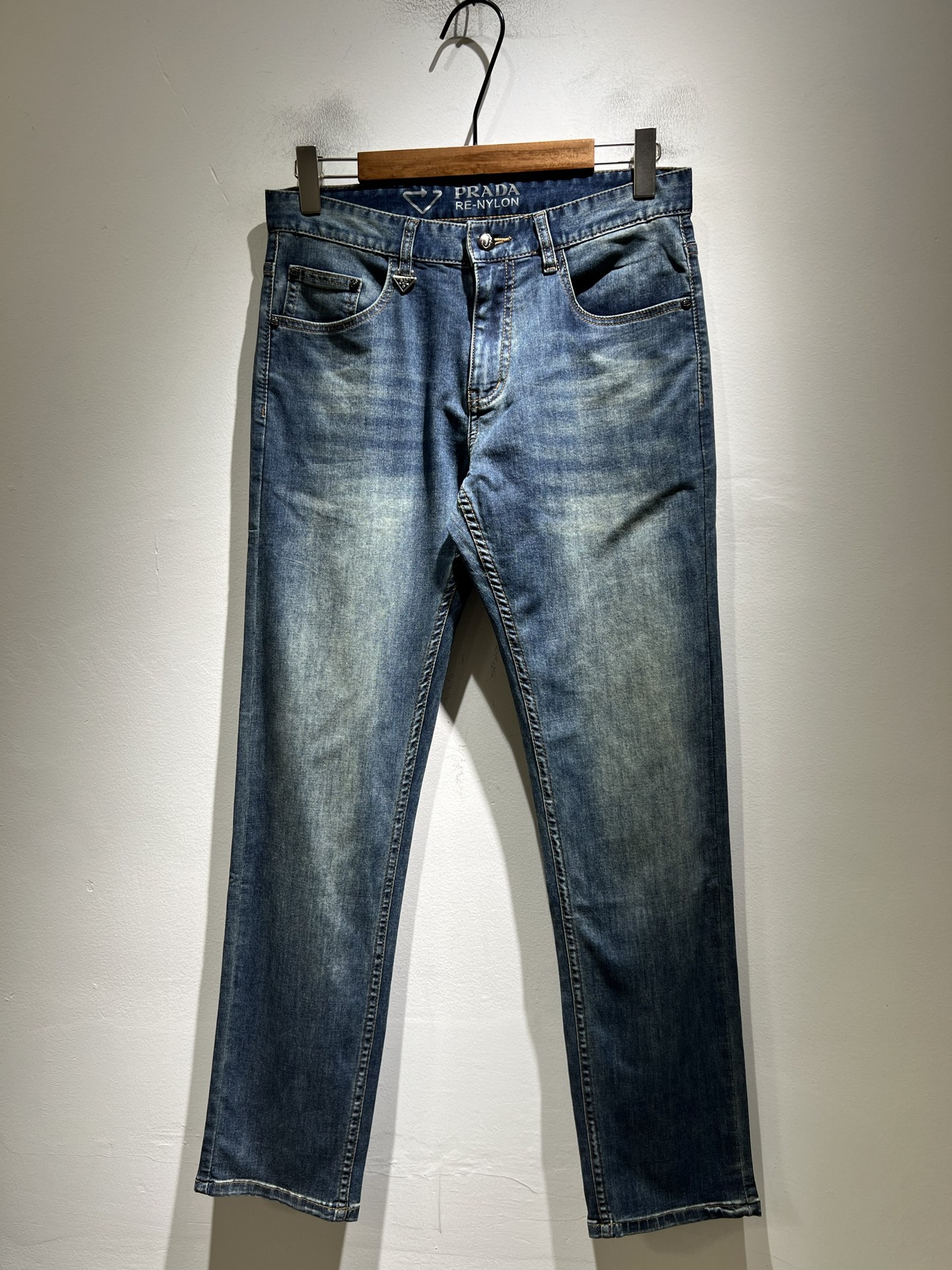 NO:776951,PRA*DA Prada 2026 spring and summer new products are on sale!  High-end denim is versatile and pragmatic without being sensational!  Limited edition for Hong Kong, Macao and Taiwan!  !  Three-dimensional cutting pure cotton material!  Undertaken by a Taiwanese foreign trade company, the exquisite and delicate materials seem to be Prada’s patented high-quality customized original hardware logo design!  Not only the materials, colors and styles are carefully crafted, but the life philosophy behind the design coincides with the dual mentality of modern people pursuing practicality and fashionable beauty. Achieving a perfect balance between function and aesthetics is not only a display of fashion trends, but also the ultimate in modern aesthetics.19860909PRA*DA 普拉达 2026春夏新品发售！牛仔高级百搭实用主义不哗众取宠！港澳台地区限定款！！立体裁剪纯棉材质！台湾外贸公司承接、材质精致细腻似乎是普拉达专利品质上乘 定制原版五金logo设计！不仅在材料、颜色与款式工夫,设计背后的生活哲学正巧契合现代人追求切身实用与流行美观的双重心态,在机能与美学之间取得完美平衡,不但是时尚潮流的展现,更是现代美学的极致.P的视野并没有局限时尚品牌核心价值中不可或缺的组成部分、的另一种选择替代风格成熟、尺码29-40,,prada,prada,,Men's clothing
