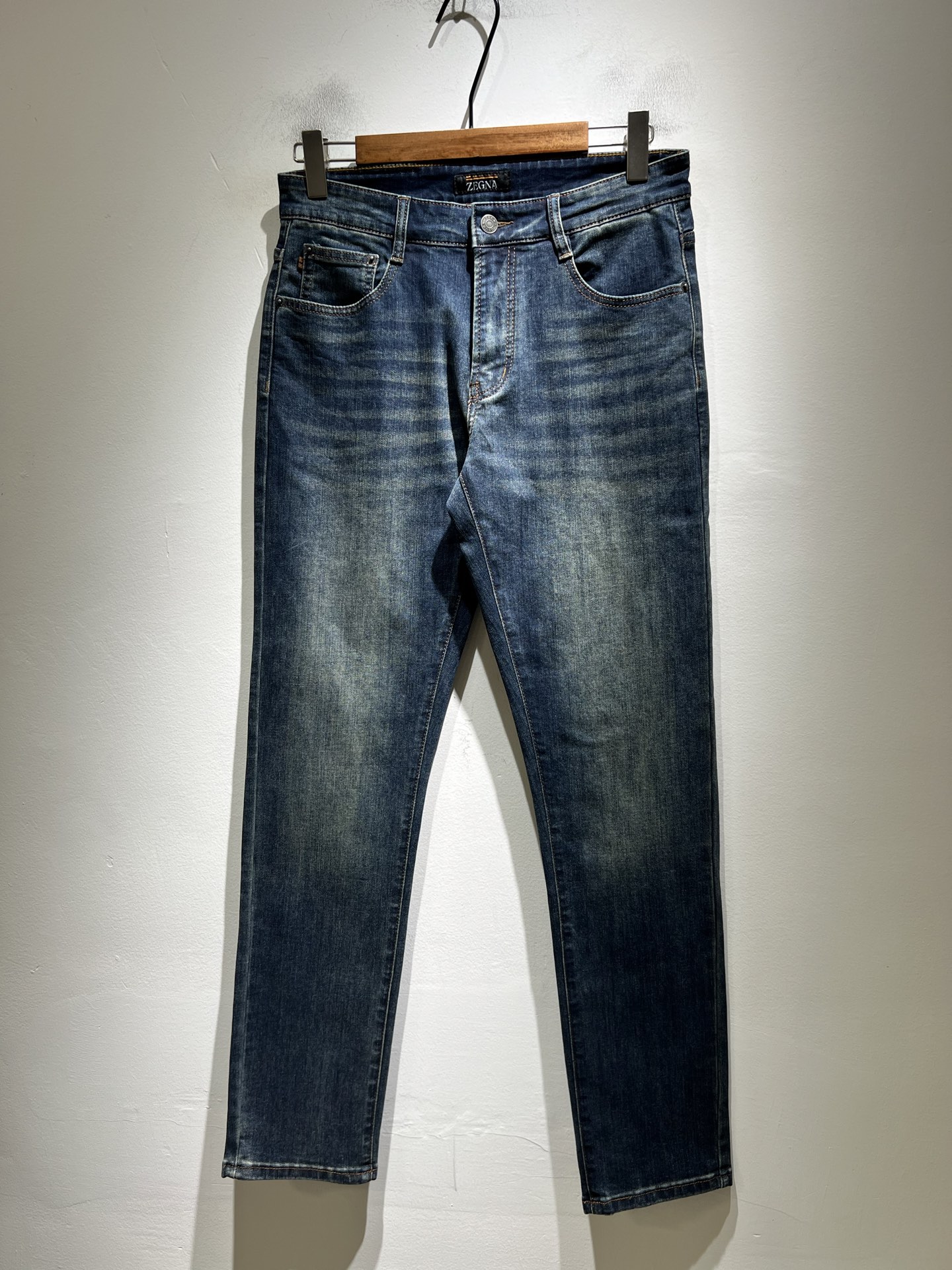 NO:774416,Zegna's new 2026 spring and summer men's casual jeans, the final channel product has appeared!  !  Simultaneous sales at the counter!  It is no exaggeration to say that these trousers are products from the original OEM channel, not bragging about the original OEM. They are completely products from the domestic garment OEM officially authorized by Ermenegildo Zegna!  Therefore, the quantity and size ratio are extremely scarce, so you will earn money if you grab it!  The best pantsuits ever officially unveiled!  !  !  !  !  !  Zegna products have always been one of the must-have accessories for successful business people!  The brand's high-end style and powerful aura are not easily surpassed by everyone. No matter which season the style is, it is the standard of temperament!  However, the fabric pattern is between business casual and daily wear, and the waist is decorated with a logo waistband!  Only Ermenegildo Zegna, which specializes in men's business and casual wear, can design a pair of trousers that is so suitable for the general public!  Whether you are wearing it for casual occasions or business occasions, this style can be matched just right. If you want to wear it, you must wear it well and be able to wear it with your own taste!  Pants that give yourself unlimited bonus points!  Size 29-40,,zegna,jeans,19860909Zegna 杰尼亚 2026春夏新款男士休闲牛仔裤,压轴的渠道货出现了！！柜台同步销售！ 毫不夸张的说,此款裤装是原厂代工渠道的货,并不是吹牛的原厂代工,完全是由杰尼亚官方授权的国内成衣代工厂出来的产品！所以数量跟尺码配比都极度紧缺,抢到就是赚到！最好的裤装正式揭幕！！！！！！Zegna的东西,从来都是成功商务人士的专属必备行头之一！品牌高级的格调以及自带强大的气场并不是所有人都能轻易凌驾的.无论哪季的款式都是都是气质标配！但是面料版型又介乎于商务休闲跟日常穿着之间,腰身设计logo腰牌修饰！能将一款裤装设计到如此贴合大众穿着,也就只有专注于男装商务休闲的杰尼亚了！不论您是休闲场合穿搭,或者商务场合此款都能搭配的恰到好处要穿,就必须穿好的,能穿出属于自己品味的！给自己无限加分的裤子！尺码29-40,,zegna,jeans,,Men's clothing