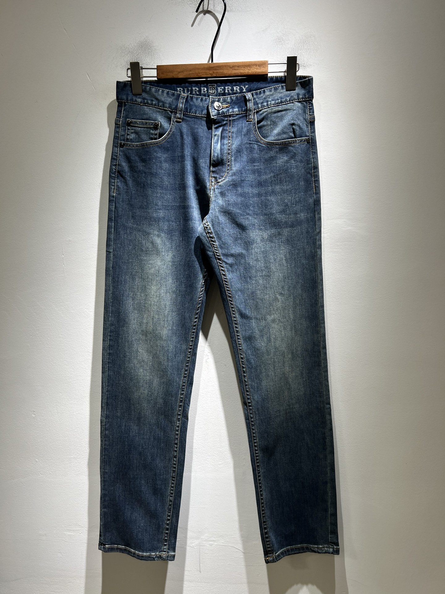 NO:774420,BURBER*Y 2026 spring and summer new men's high-end casual and versatile jeans!  For BUR fans, such an elegant classic design is enough to attract attention at a glance. It is the most handsome series among all BUR jeans this year. I only need to take a look to know that this will definitely be a sensational hit and popular all over the Internet. It is made of classic slim-fitting three-dimensional tailoring and is equipped with the latest logo pattern waistband design!  A very representative waist brand modification!  It simply and easily demonstrates the charm of the brand, and naturally presents specifications, grades, fashion and trendy effects. It has perfect matching performance and can easily wear with a sense of luxury and high-end effects!  Made of top quality imported Japanese washed denim cotton, it is very comfortable, breathable and has a natural drape, making it suitable for all year round wear!  !  This style of jeans is made with a three-dimensional cut and a small straight fit. Its single-matching magic and practical wearability are understandable. Whether you are wearing it for daily wear or appearing on the high street, it is the best choice. It is super charming!  It also demonstrates the authentic original flavor of BUR, and also perfectly demonstrates its specifications and rank!  Obviously, this is a great product that you must buy. Whether you are a fan of BUR or not, you must buy this product. It is a highly recommended product!  Size 30-40,,burberry,jeans,19860909BURBER*Y巴*莉 2026春夏新品男士高端休闲百搭牛仔裤！对于BUR粉丝来说,这样大气的经典设计足矣一眼种草,是今年BUR所有牛仔裤当中最帅的一个系列,我只需要看一眼就知道,这绝对会是一个引起轰动的爆款,而且全网风靡,经典的修身立体剪裁版型打造,配置了最新的logo图案腰牌工艺设计！极具代表性腰牌修饰！简单轻松的彰显出品牌魅力所在,自然而然的呈现规格,档次,时髦以及新潮效果,搭配性能满分,轻松穿出高级感与高端效果！顶级的进口日本洗水牛仔棉质打造,并舒适透气感满分,且垂感自然,适合一年四季的穿搭所需！！此款牛仔裤采用了立体裁剪小直筒版型打造,其单配魔力与实穿性是无可厚非的,不管你是日常穿搭还是高街出镜都是不二之选,超具魅力！更是彰显了地地道道的的BUR原味,同时也是完美的展现了其规格和段位所在！很显然,这是一款绝对要收的重磅好货,不管你是不是BUR的粉丝,此款你都必须要收,极力推荐的好货！尺码30-40,,burberry,jeans,,Men's clothing