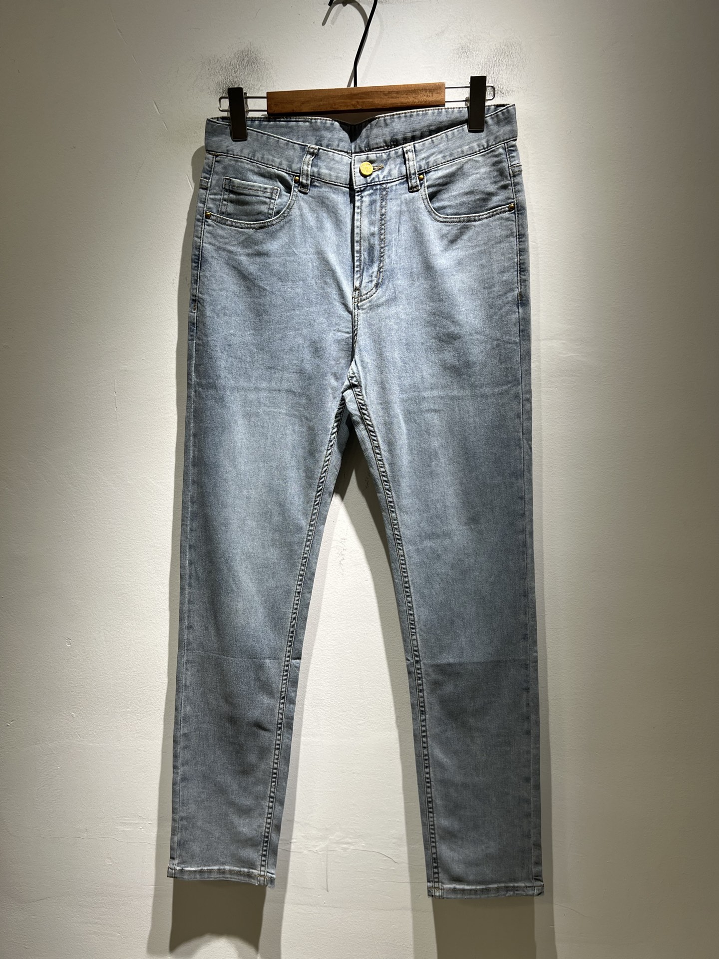 NO:774406,Louis Vuitto* Louis*den 2026 new spring and summer men's classic washed small straight denim trousers. Excellent upper body performance, versatile choice, great value for money to share!  !  As a classic combination of men's simple elements, the Luyu Louis classic jeans series has always been a legendary item in the industry and an enduring item. Many men with senior financial strength are guests of the Louis family. Countless big shots have performed it. There is a saying in the fashion circle. It is made of top-quality denim denim fabrics. After being treated with high-end washing technology, it has a sense of class and luxury. Nameplate waist plate hardware logo accessories design!  The fabric is extremely comfortable for the upper body and gives people a full of trendy and fashionable atmosphere. It interprets luxury and trendiness to the extreme. The classic, exquisite and precise straight-cut design has a thickness that can be used across all seasons and is a must-have item!  Size 30 -40,,louis vuitton,louis vuitton,19860909Louis Vuitto*路易*登2026春夏新款男士经典水洗小直筒牛仔长裤.绝佳的上身性能,百搭之选,超值性价比分享！！作为男生简约元素经典搭配,路遇路易经典仔裤系列,这个一直是业内的传奇单品,也是经久不衰的单品,很多具有资深经济实力的男人都是路易家族的座上客,无数的大佬都曾演绎过,时尚圈更是流传这么一句话,顶级丹宁牛仔面料打造而成,经高端水洗工艺处理后,极具档次与奢华感.铭牌腰牌五金logo辅料设计！面料极好上身舒适,给人满满的潮流时髦气息,将奢华与潮流感演绎到了极致,经典精湛精准的直筒版型裁剪设计,厚度更是能横跨四季必入好款！ 尺码30 -40,,louis vuitton,louis vuitton,,Men's clothing