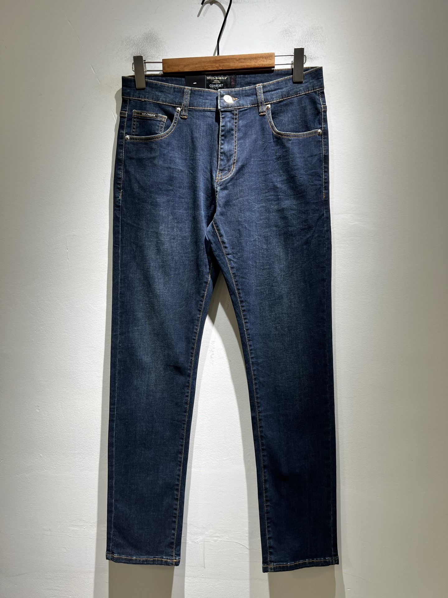 NO:776956,Dolce & Dolce&GABB*NA's 2026 spring and summer new jeans. The washed treatment is naturally not easy to deform and fade. The three-dimensional tailoring is perfect for shaping. The fabric is comfortable and soft and can be matched casually. Comfort represents its interpretation of fashion and leisure. It is DG's consistent style. Every detail reflects the brand's pursuit of quality. It has a bit of a hedonist and pays great attention to details. It likes everything that is not formulaic and pursues freedom. Dolce & Gabbana (DOLCE&GABB*NA)  His style is very unique. At the beginning of his business, he insisted on making his own plates and designing logos and waistband designs!  It was quite unique for the fashion world that was very particular about ostentation at that time. Sizes 29-40, Dolce&Gabbana, Dolce&Gabbana, jeans,19860909Dolce & 杜嘉*纳 2026春夏新品牛仔裤,水洗处理自然不易变形脱色、立体剪裁完美塑形面料质舒适柔软随意搭配、舒适代表它对时尚休闲的诠释是DG一贯作风细节处体现这个品牌对品质的追求,带点享乐主义者的味道,非常注重细节,喜欢一切非公式化的东西,追求自由杜嘉班纳 (DOLCE&GABB*NA) 的作风非常独特,创业之初坚持自己制版、设计标识logo腰牌设计！对于当时讲究排场的时装界,是相当独树一格的.尺码29-40,,Dolce&Gabbana,Dolce&Gabbana,jeans,,Men's clothing