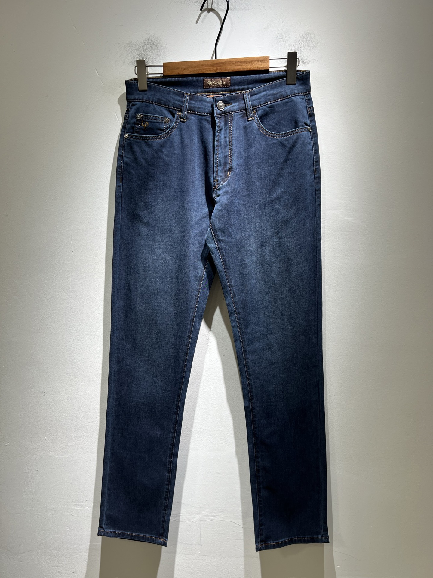 NO:776961,Loro Piana's 2026 spring and summer new men's fashion high-end casual pants, Hong Kong channel goods, original Japanese factory, pure blood quality, perfect continuation of the essence and genes of the LP family, from the main fabric to the detailed craftsmanship, all demonstrate the ingenuity of quality, use multiple brand elements to interpret, select precious cowhide material to construct the logo waist brand leather design!  A soulful expression of identity!  We provide customers with high-grade imported pure cotton fabrics, very high-end and fashionable detailed craftsmanship, and the red ear cloth is made by a specific antique loom. This element represents the identity and rank of the jeans, which is worth savoring!  It is invincible in terms of matching, interpreting the versatility in place, paying attention to the details, all the accessories are supplied by foreign merchants, the tailoring is fit and slim, and the upper body butt lifting effect is excellent. It is a styling item that can only be found but not sought after!  Size 29-40,,loro piana,loro piana,jeans,cowhide,19860909Loro Piana诺悠翩雅 2026春夏新品男士时装款高端休闲裤,香港洋行渠道货,日本原厂出品,纯血统品质,完美延续了LP家的精髓与基因,从主体面料到细节工艺,无不彰显出品质的匠心所在,运用多个品牌元素标识来诠释,选取矜贵的牛皮材质构建logo腰牌皮革设计！属于灵魂式的身份彰显！客供高级进口的纯棉面料,非常高级且时髦的细节工艺,赤耳布是由特定古董织布机完成,此元素代表着牛仔裤的身份及段位,非常值得细品悦人！在搭配上所向无敌,把百搭阐释到位,细节匠心考究,辅料皆为外商客供,剪裁合体修身,上身提臀效果绝佳,可遇而不可求的造型单品！尺码29-40,,loro piana,loro piana,jeans,cowhide,,Men's clothing