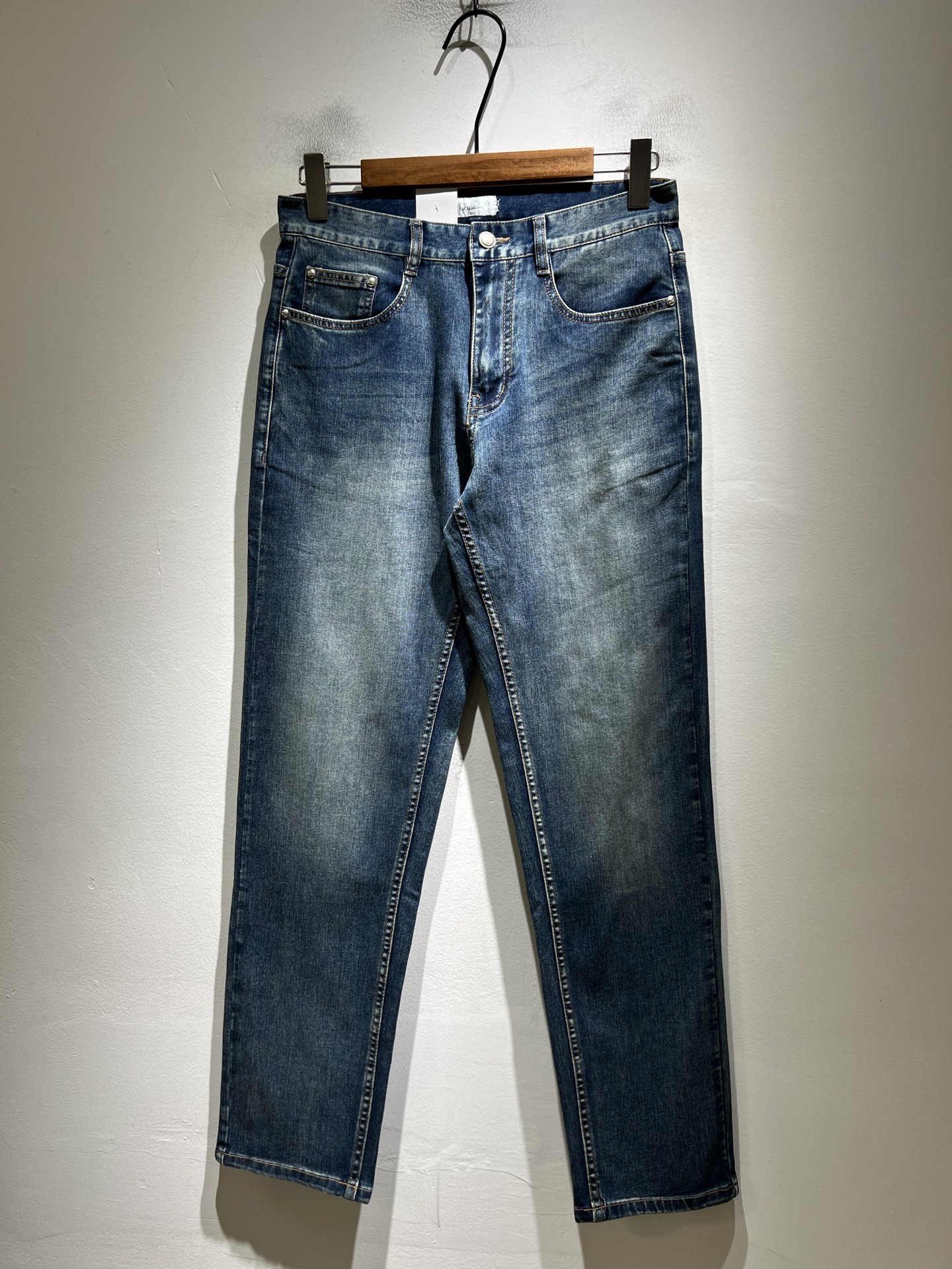 NO:776966,Dio*r 2026 spring and summer men's washed small straight jeans!  The trading company sells great products, looks great, is the all-match trousers king in the fashion world, has high-frequency dressing demonstrations in European and American street photography, and has a leather waistband logo design!  And it is a must-have item for luxury brands every season!  Very pure and minimalist design tone!  Adhering to the consistent fashion proposition of the D family, it is quite eye-catching. It not only demonstrates the ingenuity and craftsmanship, but also effectively flaunts the brand identity!  Custom-made denim fabrics are supplied from Italy. The texture is unparalleled and full of charm. The silhouette is perfectly tailored and has excellent butt-lifting and slimming effect. It can be matched with any top in the wardrobe. It has wide compatibility, is both casual and casual, and has a full upper body shape. It is an invincible fashionable and versatile item!  Size 29 -40,,dior,dior,dior,jeans,19860909Dio*r 迪家 2026春夏男士水洗小直筒牛仔裤！贸易公司渠道牛货,品相超赞,时尚圈万能的百搭裤王,欧美街拍中高频穿搭示范,皮革腰牌logo设计！且是奢侈品牌每季必出的单品！非常纯粹极简的设计基调！秉承了D家一贯的时尚主张,颇具看点,即彰显了匠心工艺又有力的标榜了品牌身份！客供意大利定制丹宁面料,质感无敌赞,颇具韵味,版型剪裁完美,提臀修身显瘦效果极佳,可横扫衣橱任何的上装搭配,兼容性广泛,休闲兼备,上身型款十足,无敌的时髦百搭神品！尺码29 -40,,dior,dior,dior,jeans,,Men's clothing