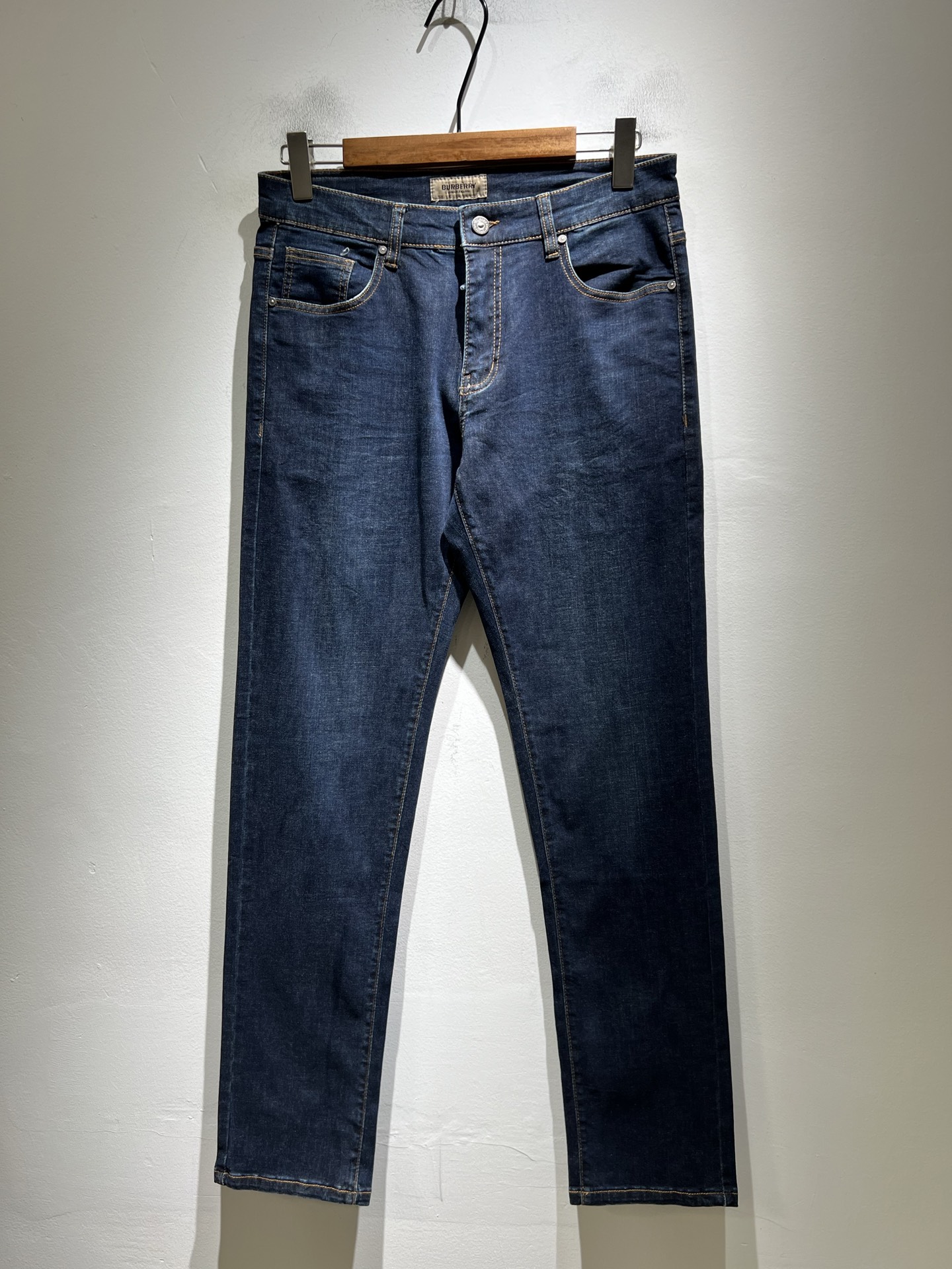NO:776971,BURBER*Y 2026 spring and summer new men's high-end casual and versatile jeans!  For BUR fans, such an elegant classic design is enough to attract attention at a glance. It is the most handsome series among all BUR jeans this year. I only need to take a look to know that this will definitely be a sensational hit and popular all over the Internet. It is made of classic slim-fitting three-dimensional tailoring and is equipped with the latest logo pattern waistband design!  A very representative waist brand modification!  It simply and easily demonstrates the charm of the brand, and naturally presents specifications, grades, fashion and trendy effects. It has perfect matching performance and can easily wear with a sense of luxury and high-end effects!  Made of top quality imported Japanese washed denim cotton, it is very comfortable, breathable and has a natural drape, making it suitable for all year round wear!  !  This style of jeans is made with a three-dimensional cut and a small straight fit. Its single-matching magic and practical wearability are understandable. Whether you are wearing it for daily wear or appearing on the high street, it is the best choice. It is super charming!  It also demonstrates the authentic original flavor of BUR, and also perfectly demonstrates its specifications and rank!  Obviously, this is a great product that you must buy. Whether you are a fan of BUR or not, you must buy this product. It is a highly recommended product!  Size 30-40,,burberry,jeans,19860909BURBER*Y巴*莉 2026春夏新品男士高端休闲百搭牛仔裤！对于BUR粉丝来说,这样大气的经典设计足矣一眼种草,是今年BUR所有牛仔裤当中最帅的一个系列,我只需要看一眼就知道,这绝对会是一个引起轰动的爆款,而且全网风靡,经典的修身立体剪裁版型打造,配置了最新的logo图案腰牌工艺设计！极具代表性腰牌修饰！简单轻松的彰显出品牌魅力所在,自然而然的呈现规格,档次,时髦以及新潮效果,搭配性能满分,轻松穿出高级感与高端效果！顶级的进口日本洗水牛仔棉质打造,并舒适透气感满分,且垂感自然,适合一年四季的穿搭所需！！此款牛仔裤采用了立体裁剪小直筒版型打造,其单配魔力与实穿性是无可厚非的,不管你是日常穿搭还是高街出镜都是不二之选,超具魅力！更是彰显了地地道道的的BUR原味,同时也是完美的展现了其规格和段位所在！很显然,这是一款绝对要收的重磅好货,不管你是不是BUR的粉丝,此款你都必须要收,极力推荐的好货！尺码30-40,,burberry,jeans,,Men's clothing