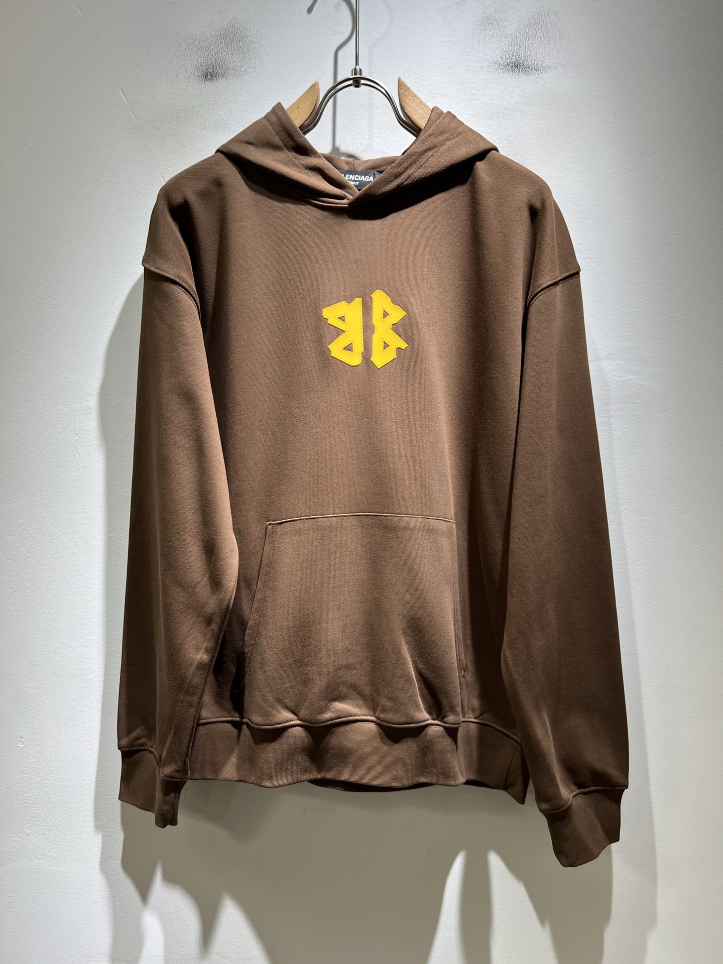 NO:774432,BALENCIA*Paris*home 2026 spring and summer latest versatile sweatshirt, same style for men and women with classic logo pattern, letter logo pattern and laminated printing technology design!  !  Trading company channels are rare and available on the official website simultaneously!  Basically every season there will be its back, and I look forward to the interpretations of all trendy men and trendy women!  This model is made of top quality pure cotton material supplied by customers!  The close-fitting feel and breathability are impeccable!  The upper body is very white and supports the skin tone!  The loose-fitting cut allows both men and women to easily match their own fashionable and high-end outfits!  Size M-3XL,,balenciaga,hoodie,sweatshirts,19860909BALENCIA*巴黎*家 2026春夏最新款百搭卫衣,男女同款经典标志图案字母logo图案压胶印花工艺设计！！贸易公司渠道稀出,同步官网发售！基本每一季都会有它的背影所在,期待着所有潮男潮女们的演绎！此款选用客供顶级纯棉材质打造！贴身穿着亲肤感与透气性都无法挑剔！上身非常的显白承托肤色！宽松版型裁剪,无论男女皆可轻松搭配出属于自我的时尚高级穿搭！尺码M-3XL,,balenciaga,hoodie,sweatshirts,,Men's clothing