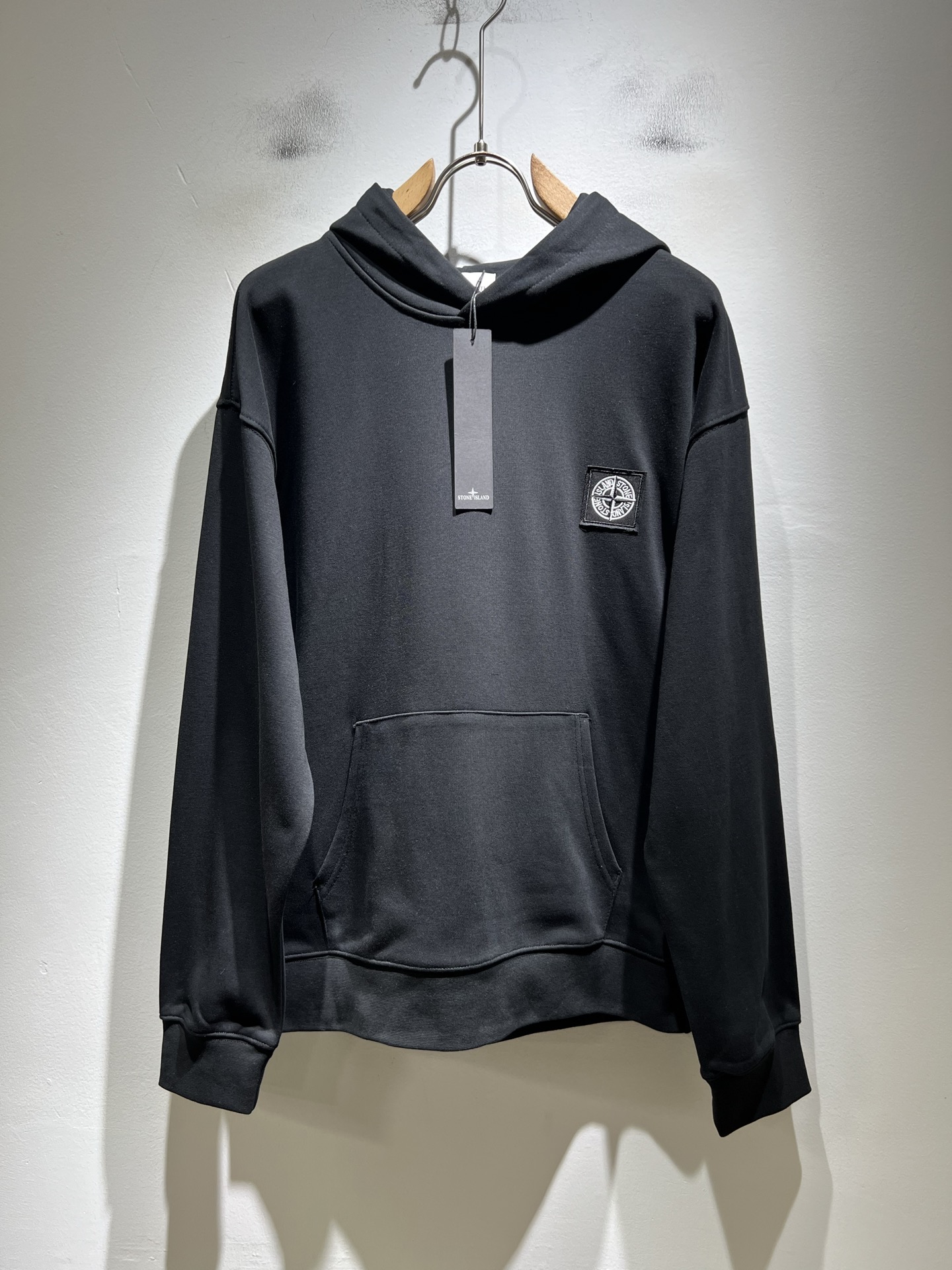 NO:774437,StoneIsland Stone Island 2026 spring and summer new men's and women's sweatshirts, the brand's latest design elements!  It’s neither monotonous nor complicated, just the right amount to show off your taste!  Customized imported pure cotton fabrics for customers!  The unique luxurious three-dimensional feel of the fabric presents a simple and elegant temperament!  Logo pattern printing design on the back!  Chest logo badge modification!  Full of fashionable logo element designs!  Full three-dimensional! Standard cutting design!  Every detail is in sync with high-end fashion. Sizes: M-3XL, hoodie, sweatshirts,19860909StoneIsland 石头岛2026春夏新款男女同款卫衣,品牌最新设计元素！既不单调也不复杂,恰到好处的展现品味！客供定制进口纯棉面料！面料独具的高奢立体感呈现简约优雅气质！后幅logo图案印花设计！胸前logo徽章修饰！满满的时尚logo元素设计！饱满立体!标准裁剪设计！每一处细节都是与高端时尚同步的体现. 尺码:M-3XL,,hoodie,sweatshirts,,Men's clothing