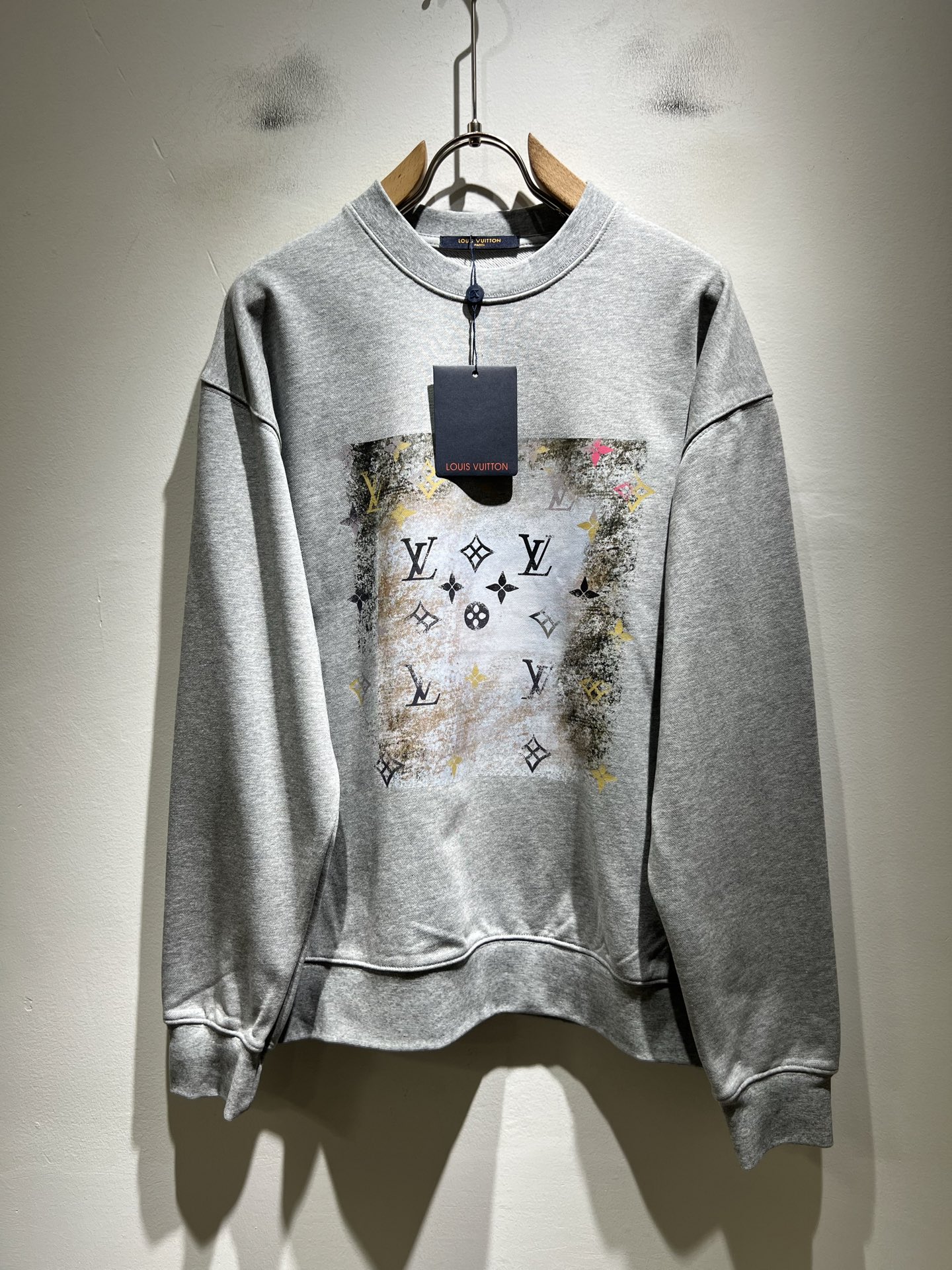 NO:774442,LouisVuitt* Louis*den's new 2026 spring and summer series of items are online. It is a very fashionable and avant-garde long-sleeved sweatshirt for men and women, with a logo and pattern laminated design!  It is different from the past and declares the design concept that the brand has inherited for many years!  Its eye-catching appeal is no less than any classic style, perfectly presenting the sense of fashion, high-end and luxury to the world!  Made of imported cotton material supplied by customers, selected high-quality pure cotton fabric, soft and skin-friendly and delicate, the actual product will definitely exceed your imagination, and it will be used to the extreme!  Size M-3XL,,louis vuitton,louis vuitton,hoodie,sweatshirts,19860909LouisVuitt*路易*登 2026春夏全新系列单品上线,非常时髦前卫的一款男女同款长袖卫衣,标识logo图案压胶设计！区别于以往的不同,宣示品牌传承多年的设计理念！其吸睛度完全不亚于任何经典款式,将时髦高级感与奢华感完美呈现在世人眼前！客供进口全棉材质制成,精选优质纯棉面料,触感软糯亲肤细腻,实物到手绝对超乎你的想象,发挥到了极致！尺码M-3XL,,louis vuitton,louis vuitton,hoodie,sweatshirts,,Men's clothing