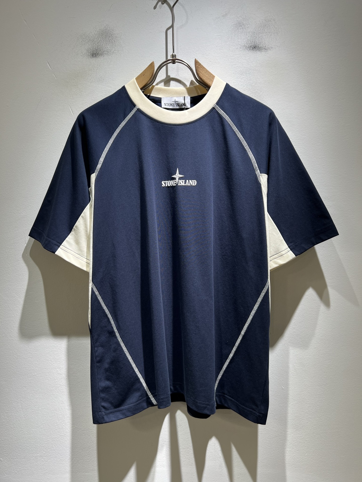 NO:774427,StoneIsland's 2026 spring and summer new short-sleeved T-shirts for men and women are on sale simultaneously at counters!  Customized exclusive 260g pure cotton fabric, customized original craft thread, chest logo pattern laminated craft design!  Simple and elegant, easy to match and versatile, extremely high-grade, perfectly integrated into fashion and style, it is a top-notch fashionable style that is perfect for outer wear!  The whole thing gives people a natural feeling!  The ultimate classic versatile short-sleeved T-shirt, using the latest three-dimensional letter logo element laminated design!  The ultimate heavy work, the ultimate perfection!  Fans who pursue high quality should rush to buy it by themselves, and we sincerely invite all fans who know the goods to appreciate this model together!  !  Size S-2XL,,T-shirt,tees,t-shirt,19860909StoneIsland 石头岛2026春夏新款男女同款短袖T恤,专柜同步发售！定制专属260克纯棉面料,定制原版工艺螺纹,胸前logo图案压胶工艺设计！简约大方,从容百搭,档次极高,完美融入时尚还有风情感一款完美符合外穿的顶尖时髦气质款！整体给人浑然天成的感觉！极致经典的百搭型短袖T恤,采用最新的立体字母logo元素压胶设计！极致的重工极致的完美！追求高品质的粉丝们请自行抢购,诚邀所有识货的粉丝一同鉴赏此款！！尺码S-2XL,,T-shirt,tees，t-shirt,,Men's clothing