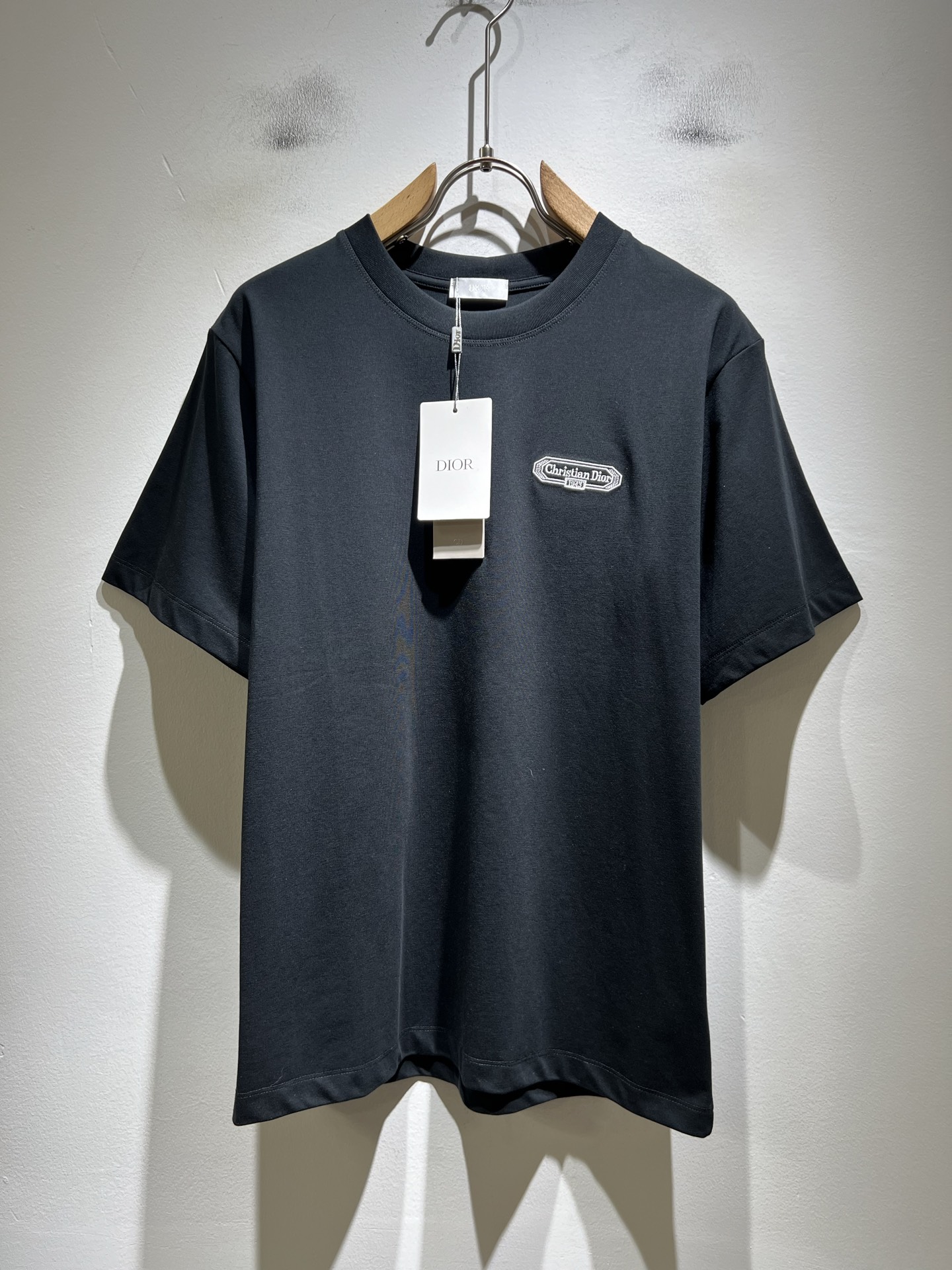 NO:774422,Dio*Dijia's new 2026 spring and summer short-sleeved T-shirts for men and women are on sale simultaneously at counters!  Customized exclusive 260g pure cotton fabric, customized original craft thread, and embroidery craft design of logo pattern on the chest!  Simple and elegant, easy to match and versatile, extremely high-grade, perfectly integrated into fashion and style, it is a top-notch fashionable style that is perfect for outer wear!  The whole thing gives people a natural feeling!  The ultimate classic versatile short-sleeved T-shirt, designed with the latest three-dimensional letter logo embroidery elements!  The ultimate heavy work, the ultimate perfection!  Fans who pursue high quality should rush to buy it by themselves, and we sincerely invite all fans who know the goods to appreciate this model together!  !  Size M-3XL,,dior,dior,T-shirt,tees,t-shirt,19860909Dio*迪家 2026春夏新款男女同款短袖T恤,专柜同步发售！定制专属260克纯棉面料,定制原版工艺螺纹,胸前logo图案刺绣工艺设计！简约大方,从容百搭,档次极高,完美融入时尚还有风情感一款完美符合外穿的顶尖时髦气质款！整体给人浑然天成的感觉！极致经典的百搭型短袖T恤,采用最新的立体字母logo刺绣元素设计！极致的重工极致的完美！追求高品质的粉丝们请自行抢购,诚邀所有识货的粉丝一同鉴赏此款！！ 尺码M-3XL,,dior,dior,T-shirt,tees，t-shirt,,Men's clothing