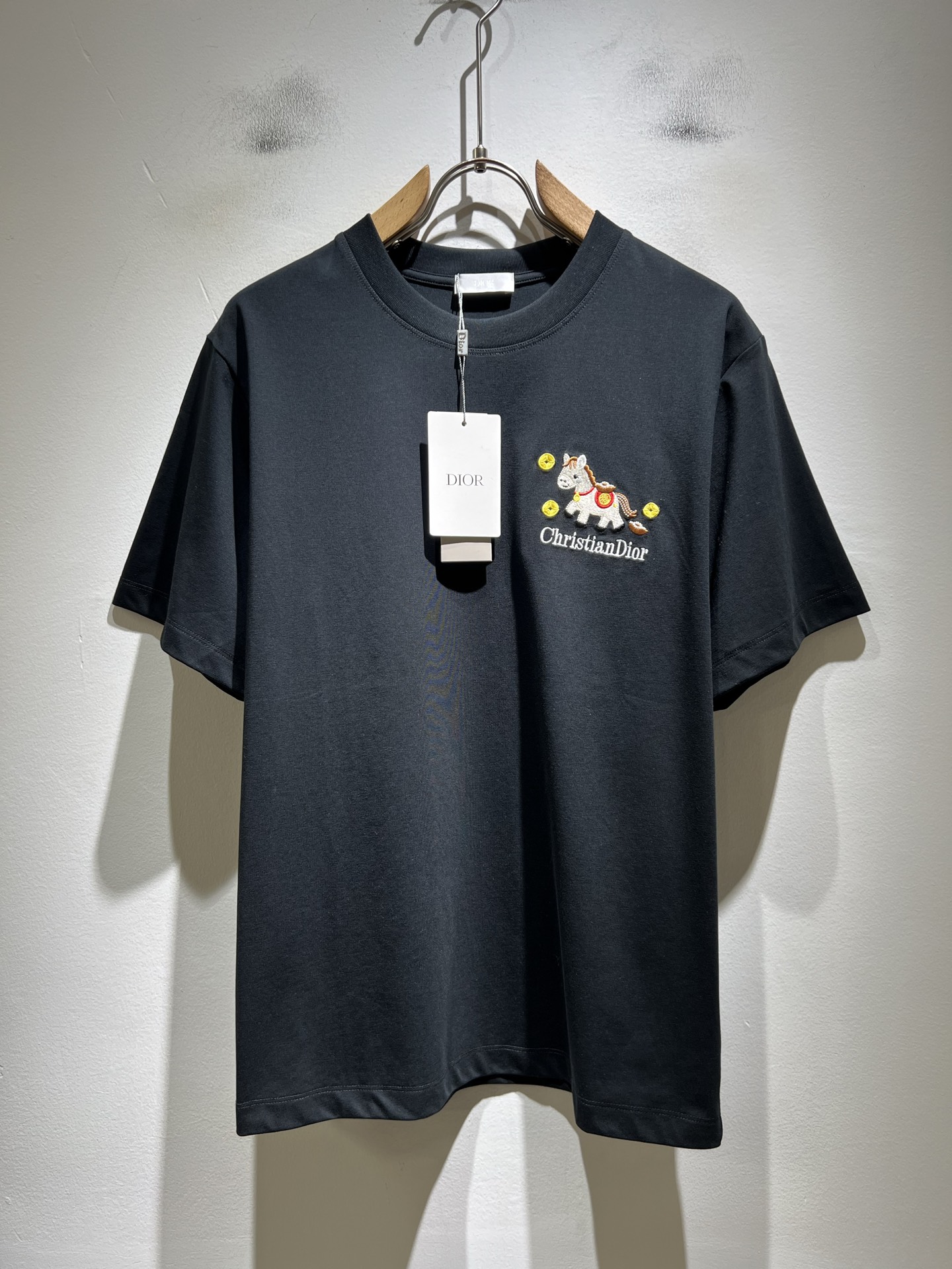 NO:774412,Dio*Dijia's new 2026 spring and summer short-sleeved T-shirts for men and women are on sale simultaneously at counters!  Customized exclusive 260g pure cotton fabric, customized original craft thread, and embroidery craft design of logo pattern on the chest!  Simple and elegant, easy to match and versatile, extremely high-grade, perfectly integrated into fashion and style, it is a top-notch fashionable style that is perfect for outer wear!  The whole thing gives people a natural feeling!  The ultimate classic versatile short-sleeved T-shirt, designed with the latest three-dimensional letter logo embroidery elements!  The ultimate heavy work, the ultimate perfection!  Fans who pursue high quality should rush to buy it by themselves, and we sincerely invite all fans who know the goods to appreciate this model together!  !  Size M-3XL,,dior,dior,T-shirt,tees,t-shirt,19860909Dio*迪家 2026春夏新款男女同款短袖T恤,专柜同步发售！定制专属260克纯棉面料,定制原版工艺螺纹,胸前logo图案刺绣工艺设计！简约大方,从容百搭,档次极高,完美融入时尚还有风情感一款完美符合外穿的顶尖时髦气质款！整体给人浑然天成的感觉！极致经典的百搭型短袖T恤,采用最新的立体字母logo刺绣元素设计！极致的重工极致的完美！追求高品质的粉丝们请自行抢购,诚邀所有识货的粉丝一同鉴赏此款！！ 尺码M-3XL,,dior,dior,T-shirt,tees，t-shirt,,Men's clothing