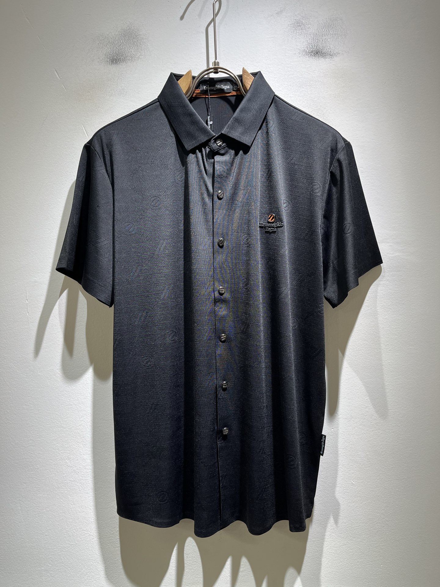 NO:774446,Ermenegildo Zeg*a 2026 spring and summer new men's casual short-sleeved shirt, order from foreign trade company!  It is one of Zegna’s classic proprietary fabrics!  Glued logo pattern design on the chest!  Customized original stretch spandex fabric!  It feels soft and delicate, but the shape is straight and stylish!  The details are extremely luxurious... perfectly interpreting the high-quality appearance. Sizes M-3XL,,zegna,T-shirt,19860909Ermenegildo Zeg*a杰*亚 2026春夏新品男士休闲短袖衬衣,外贸公司订单！是杰尼亚经典的专有织物之一！ 胸前压胶logo图案设计！定制原版弹力氨纶面料！触感又柔软细腻、但型态又笔挺有型！ 细节奢华极致… 完美演绎高品质品相.尺码M-3XL,,zegna,T-shirt,,Men's clothing