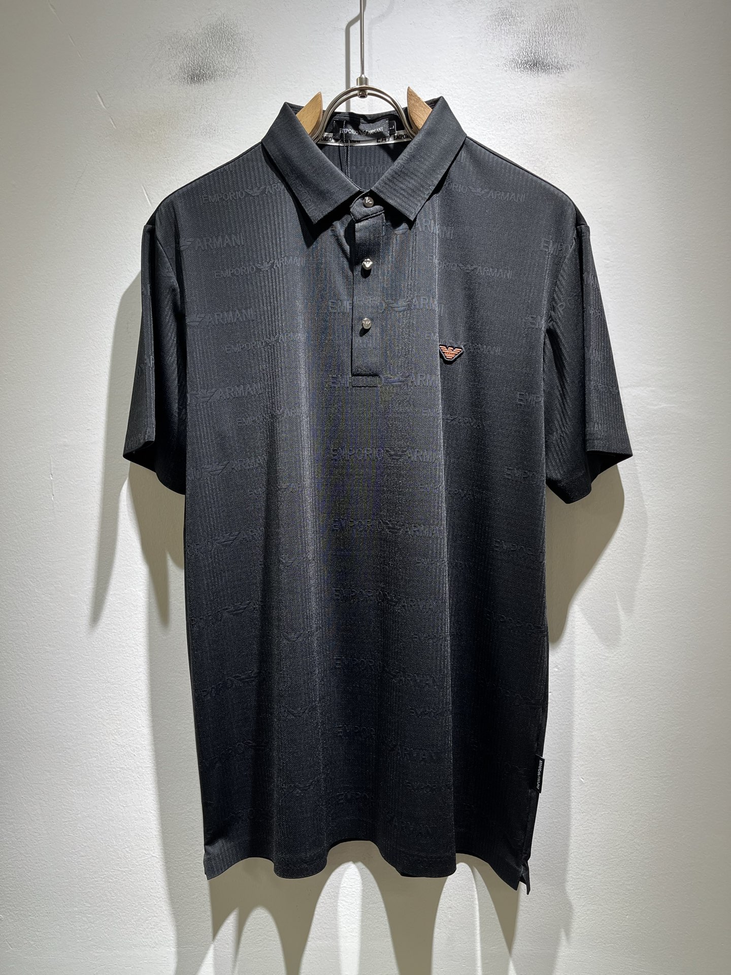 NO:776976,Arman 2026 spring and summer new men's casual short-sleeved Polo shirt, original factory order, logo laminated design on the chest!  The simple design is exquisite and elegant, which is amazing!  Customized original and exclusive elastic spandex fabric, soft and delicate to the touch, super comfortable on the upper body, still refreshing and comfortable even in summer, the ultimate wearing enjoyment!  Inheriting the classic version of the past, the upper body effect is naturally outstanding. It is simple to wear without too many accessories. It can easily create a sense of fashion, and the rate of return will also increase. Get it quickly!  Size M-3XL, armani, T-shirt,19860909Arman阿*尼2026春夏新款男士休闲短袖Polo衫,原单代工厂订单,胸前标志logo压胶设计！简洁的设计精致优雅,令人叹服！定制原版专属弹力氨纶面料,手感柔软细腻,上身超级舒适,即使夏天穿着依然清爽自在,极致的穿着享受！继承着以往的经典版型,上身效果自然而来的出彩,简单穿搭无需过多的饰物,轻松搭出时尚感,回头率也会随之提升.速度入手吧！尺码M-3XL,,armani,T-shirt,,Men's clothing