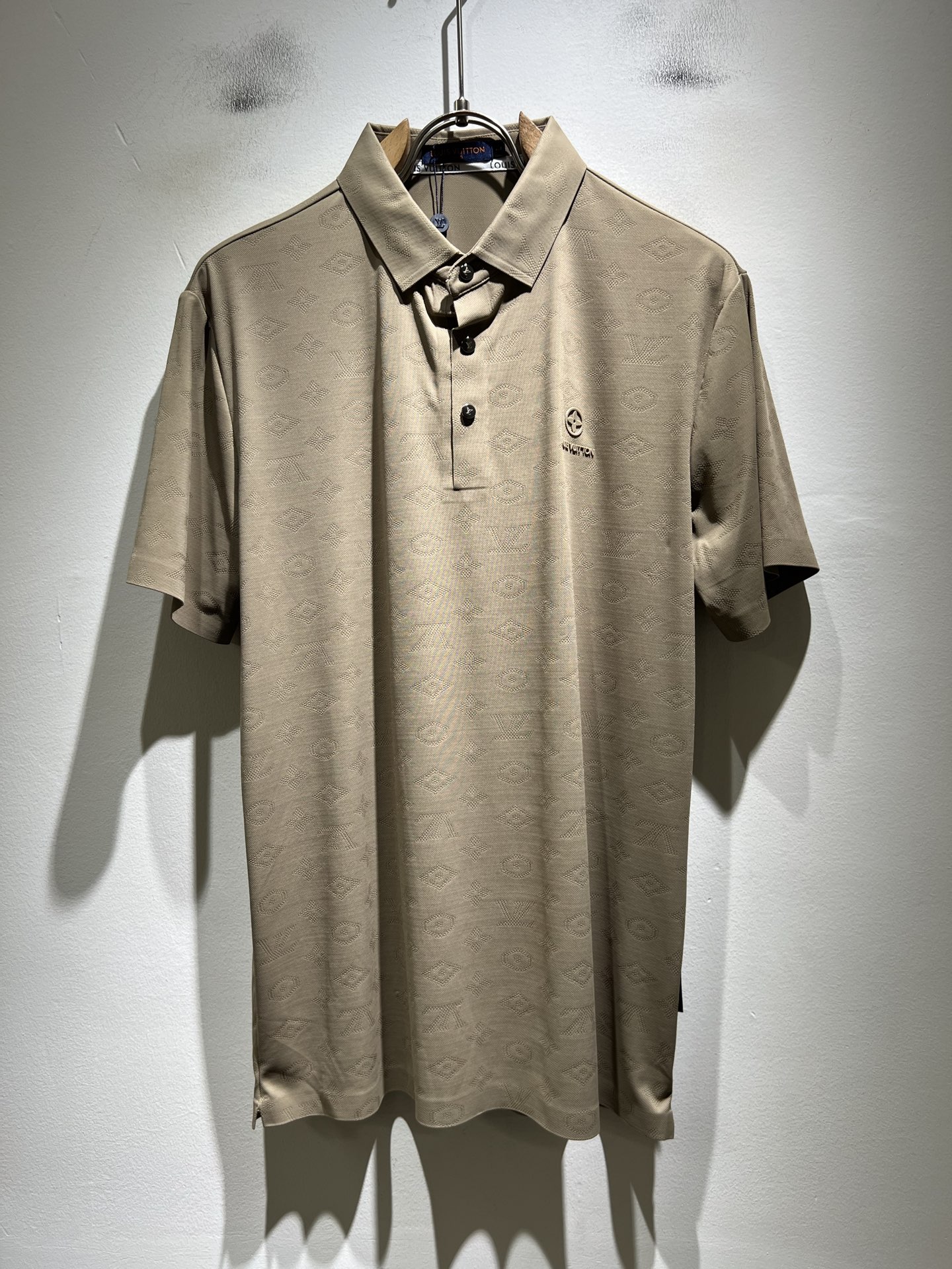 NO:776981,Louis Vuit*on 2026 spring and summer new short-sleeved Polo shirt, the latest technology and fashion element design concept!  Adhesive logo design on the chest!  The styles are more diversified to wear. The seemingly simple style is actually more time-consuming in terms of fabric and craftsmanship, customizing the original elastic spandex fabric!  This kind of craftsmanship of Classic Louis is very demanding!  !  A thin and light polo shirt that every man should buy!  Size M-3XL,,louis vuitton,louis vuitton,T-shirt,19860909Louis Vuit*on路易*登2026春夏新款短袖Polo衫,最新工艺时尚元素设计理念！胸前logo压胶设计！款式穿搭起来更加的多样化.看似简单的款式,其实在面料以及工艺制作上更费时定制原版弹力氨纶面料！经典路易此类工艺要求非常高！！轻薄每一个男士都应该入手的Polo衫！尺码M-3XL,,louis vuitton,louis vuitton,T-shirt,,Men's clothing