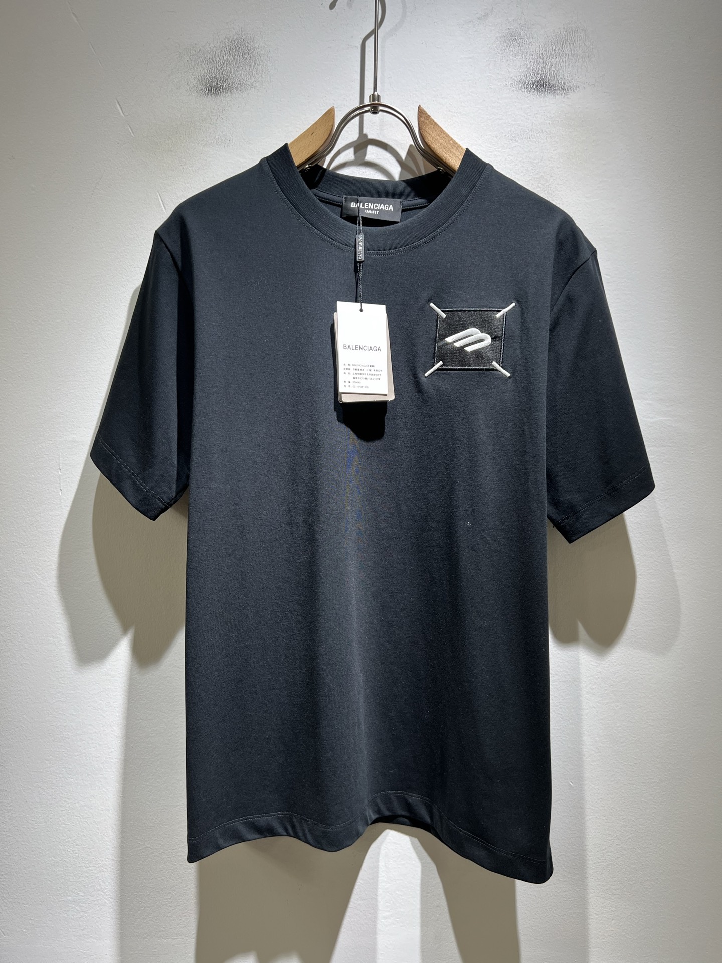 NO:774402,BALENCI*GA Paris* 2026 spring and summer new short-sleeved T-shirt for men and women!  Fashionable casual short-sleeved T-shirt with catwalk pattern print!  Design a logo embroidery design!  It is highly designed and selected from 260g pure cotton fabrics supplied by customers. It feels soft and skin-friendly, comfortable and breathable. The real thing will definitely make you fall in love with it!  The round neck cut with loose shoulders and dropped shoulders, non-sexist style for couples to wear together, opens up a new fashion style!  Distinguish the market version of the high-definition series!  Size M-3XL,,balenciaga,T-shirt,tees,t-shirt,19860909BALENCI*GA巴黎*家 2026春夏新款男女同款短袖T恤！走秀图案印花时尚休闲短袖T恤衫！设计logo刺绣设计！极具设计精选客供260g纯棉面料,手感柔软亲肤,着身舒适透气性都无法挑剔,实物绝对会让你爱不释手！宽松小落肩的圆领版型裁剪,无性别主义的情侣混穿款式,打开全新的时装新韵味！区别市场版本高定系列！尺码M-3XL,,balenciaga,T-shirt,tees，t-shirt,,Men's clothing