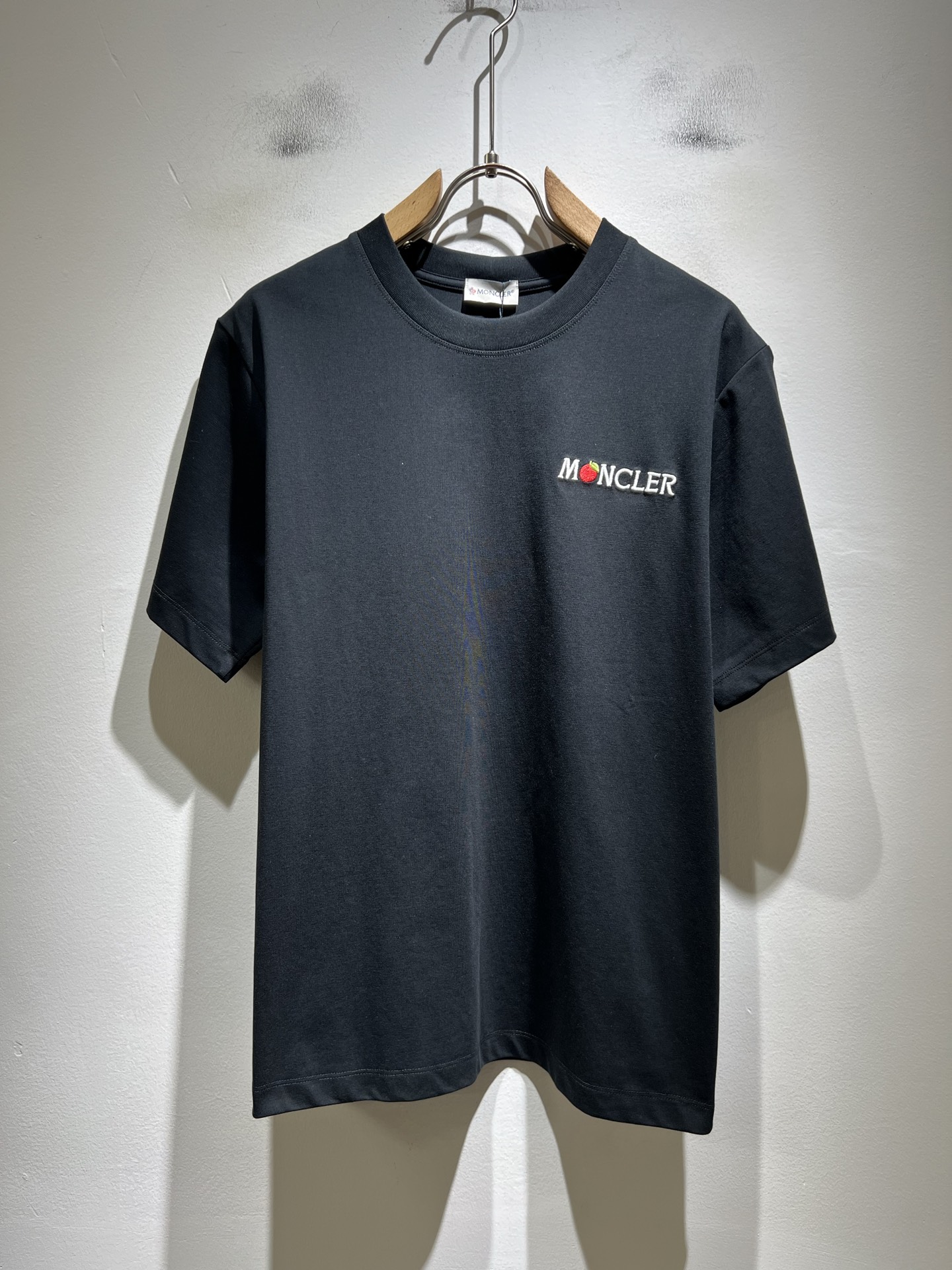 NO:774441,Moncler Mengjia's latest 2026 spring and summer trade order short-sleeved T-shirts for men and women, all in good condition!  !  Internet celebrity model!  Designed with logo embroidery!  The upper body is comfortable and breathable, not stiff, and the overall body has a rich three-dimensional feel. It is a quality export order and is customized with exclusive pure cotton fabric tailoring to meet the simple needs of commuters. The upper body effect is very good, slimming, and not picky about the figure. The fabric workmanship... is impeccable. Only good craftsmanship and good fabrics can make you wear a good taste. It is a must-have item for everyone!  Size M-3XL,,T-shirt,tees,t-shirt,19860909Moncler蒙家 2026春夏最新男女同款贸易订单短袖T恤,全品相！！网红款！采用logo图案刺绣设计！上身舒适透气,不僵硬,整体有着丰富的立体感,品质出口订单,定制专属纯棉面料剪裁,满足通勤人们对于着装的简约需求,上身效果很好,显瘦,不挑剔身材.面料做工....无可挑剔,好工艺好面料才能穿出好品味一款,人手必备单品！尺码M-3XL,,T-shirt,tees，t-shirt,,Men's clothing