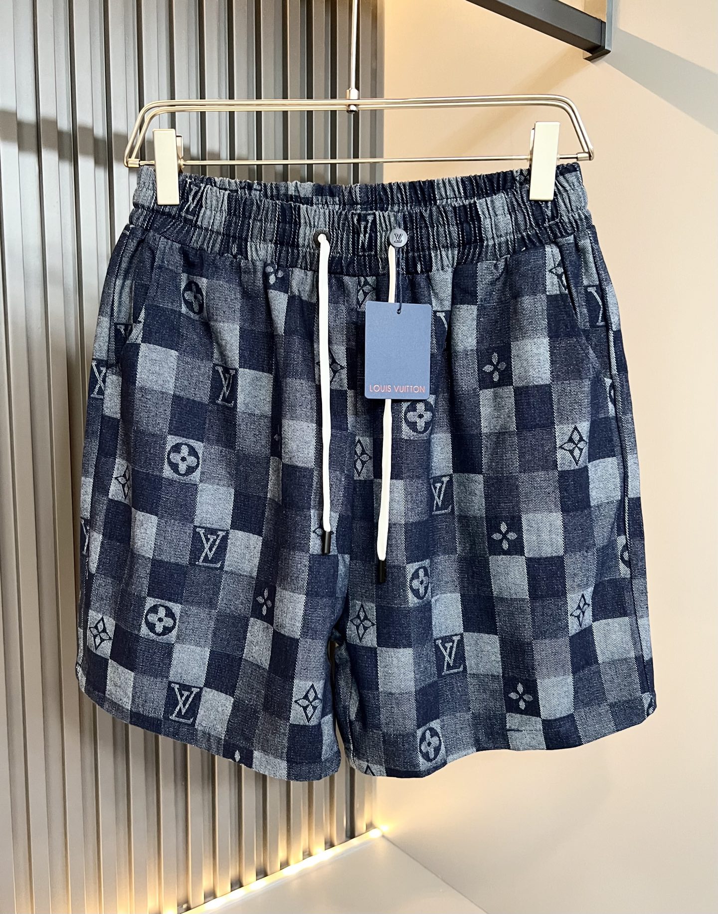 NO:774385,Louis Vuit*on 2026 spring and summer unisex logo casual shorts, 2026 new unisex casual shorts are online, another eye-catching masterpiece!  Panoramic logo pattern printing decoration!  You can feel its difference as soon as you put it on. The brand style is strong and it can easily turn you into a public highlight!  Just because you are attracted by it at a glance, you will love it and use materials, handwork, design and other aspects of the production process to the extreme, and the fabrics are 100% imported pure cotton!  Full of cotton!  The texture of this style is very touching. You can tell the specifications and grades at your fingertips. Its fineness and breathability are top-notch, and it instantly beats all versions in the industry. The versatile style has become popular all over the world as soon as it was released. Hollywood celebrities, celebrities and Internet celebrities have all rushed to buy it. It is recommended for self-made wall cracks. It is a must-have shorts for men and women this summer!  Size S-2XL,,louis vuitton,louis vuitton,shorts,19860909Louis Vuit*on路易*登 2026春夏男女同款logo休闲短裤,2026新款男女同款休闲短裤上线了,又是一件让人眼前一亮的佳作！全景logo图案印花修饰！穿上身马上就能感受到它的与众不同,品牌风格浓烈,轻松的能让你变成大众亮点！只因为一眼就被种草,喜欢就要任性用料、手工、 设计等各方面的制作工序都是做到了极致,百分百进口纯棉的面料！棉质饱满！此款的质感相当感人 触手便知规格档次 细腻程度与透气效果堪称顶级 秒杀业内一切版本的存在.百搭的气质款,一发布就火爆全球,好莱坞大咖 明星大V网红都纷纷抢先入手,自留墙裂推荐,今年夏天必入的一款短裤男女同款！ 尺码S-2XL,,louis vuitton,louis vuitton,shorts,,Men's clothing