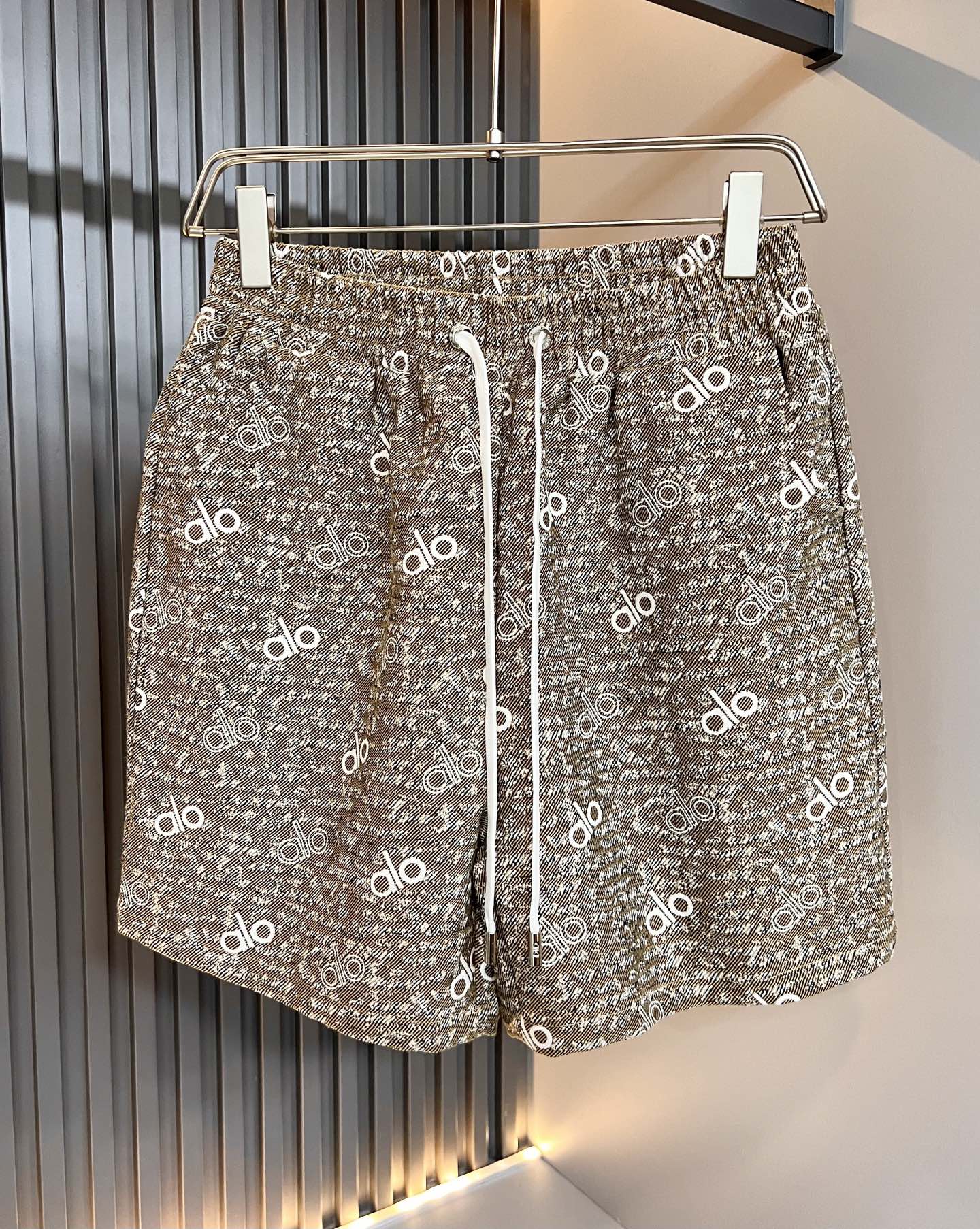 NO:774354,Alo 2026 new spring and summer men's casual shorts, a high-end quality choice...a versatile trousers that is both casual and casual. It is also an indispensable matching artifact in men's wardrobe. It is a classic style that is practical to wear!  The design style of the entire pair of casual pants is simple and fashionable, which is very consistent with the low-luxury style setting. It has excellent skin-friendly value, is easy to wear, and has a full sense of details!  Classic logo design!  This type of trousers is made of high-quality pure cotton fabric. The fabric is comfortable, soft and delicate to the touch, has a good vertical feel, looks very textured, and is full of fine and high-end charm. It has first-class and exquisite tailoring, and the routing is meticulous, smooth and neat. It is a trousers that looks good with any casual style. If you like it, hurry up and get it, good stuff waits for no one!  Size S-2XL,,shorts,19860909Alo 2026春夏新款男士休闲短裤,高端品质之选……一款休闲裤兼备的百搭裤装,也是男士衣橱里不可缺少的搭配神器,属于实穿型的经典款式！整条休闲裤的设计风格简洁时尚,非常符合低奢的风格设定,亲肤值优越,穿着方便,细节感十足！经典标识logo图案设计！此款裤装采用优质纯棉面料打造而成,面料舒服,手感柔软细腻,有着很好的垂直感,看上去非常有质感,细品高级韵味十足.一流精湛的版型裁剪,走线细致平顺工整,休闲随意怎么搭配都好看的裤装,喜欢的赶紧入手吧,好货可不等人！尺码S-2XL,,shorts,,Men's clothing