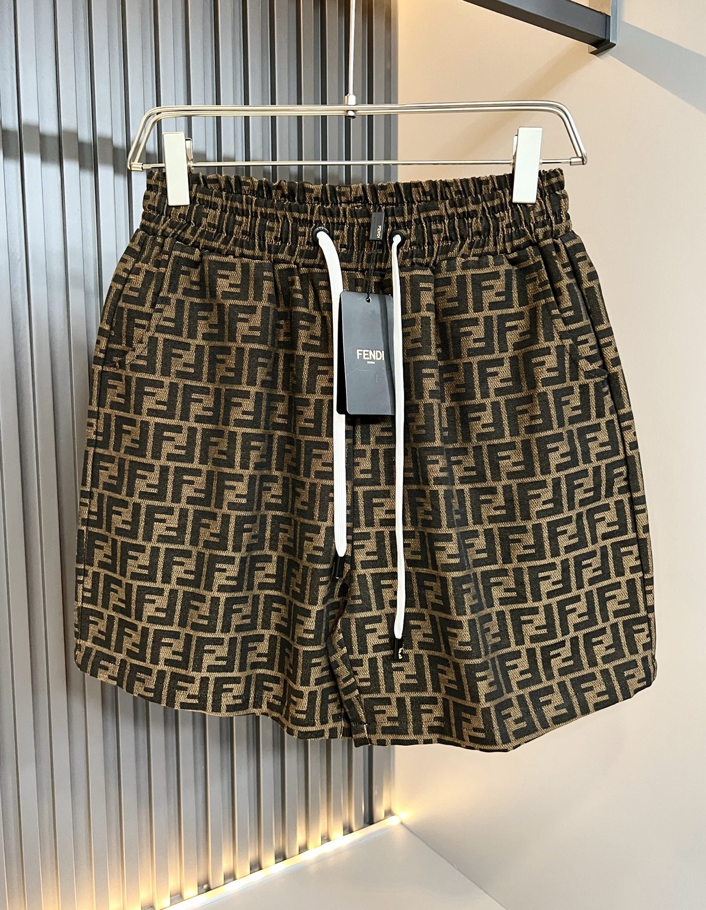 NO:774390,FEN*DI Fen*di 2026 spring and summer new classic casual versatile drawstring shorts, trading company channel order, FD early spring versatile casual shorts, trendy design among big brands, original and exclusive pure cotton material for customers!  It has a wide feeling without being soft and textured!  Neat and delicate routing, customized drawstrings at the waist, and panoramic FF logo design!  Highlighting the brand's tone, it is the most fashionable to wear with any short-sleeved shirt. It is the first choice item in the spring and summer wardrobe and one of the must-have brands in the wardrobe of trendy fashionistas!  Very brand-recognizable!  And the creation of bright colored devil eyes is very eye-catching!  The drawstring design is very user-friendly, versatile and beautiful overall!  Size S-2XL,,fendi,shorts,T-shirt,19860909FEN*DI芬*迪 2026春夏新款经典休闲百搭抽绳短裤,贸易公司渠道订单,FD早春百搭休闲短裤,大牌中的潮流设计,客供原版专属纯棉材质！自带挺阔感不会软塌有质感！走线工整细腻,腰部定制抽绳,全景FF标志logo设计！彰显品牌腔调,随意搭任何短袖都是最时尚的存在,春夏衣橱首选单品,时尚弄潮儿衣柜中必备品牌之一！非常具有品牌辨识度！且亮色恶魔眼的打造,十足吸睛！抽绳的设计非常人性化,整体百搭又好看！尺码S-2XL,,fendi,shorts,T-shirt,,Men's clothing