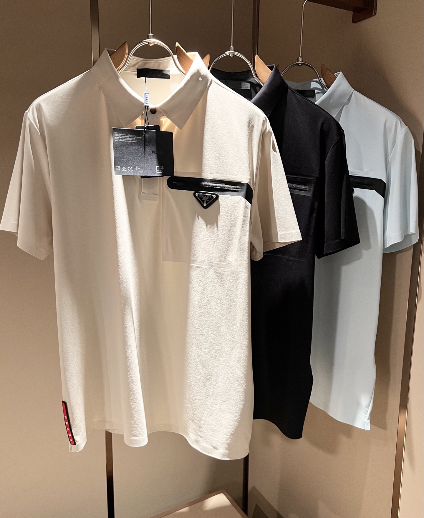 NO:774401,Prad*P*DA 2026 spring and summer new short-sleeved Polo shirt with classic elements, classic and elegant style, can be worn for ten years and still popular, you must collect a few pieces, rare and exquisite style, you must collect it!  A piece of good taste!  It is so important that no matter what season it is, it is made of 100% imported top-quality elastic spandex fabric!  Fine weave!  solid!  Recognized as one of the best cottons in the world!  The feel and texture are perfect! Triangular hardware logo design on the chest!  Perfectly enriching everyone’s visual sense!  Make you feel clean and neat!  Fashionable and good-looking!  !  Wearing this short-sleeved shirt from Prada, you will know what the world is worth!  PRADA has always been the quality life pursued by European aristocrats and upper-class people. This simple casual and versatile T-shirt is a personal luxury item with fashionable colors. Luxurious materials and rigorous craftsmanship are the main tools for PRADA fans. The flat and stylish round neck, the version is warm and comfortable, easy to wear and match, and the black and white two-tone color has its own accent and handsomeness. It is truly one that conquers the world!  The brand's design details are very exquisite, and the upper body is light and stylish. You must buy the latest T-shirts every season. In the face of this kind of consumables, it directly saves you the trouble of dressing when going out. There are many letter T-shirts on the market, but this one is rare. The streamlined tailoring and light casual literary temperament give you a perfect look in spring. Anyone who pursues fashion may wish to try it!  Size M-5XL,,prada,prada,T-shirt,tees,t-shirt,19860909Prad*普*达 2026春夏季新款经典元素短袖Polo衫,经典大方的款式,可以穿十年都还是流行的那种,你一定要收藏几件,难得精致极致的款,你一定要收！好品味的一件！重要到哪个季节都绕不开它百分百进口顶级弹力氨纶面料！织法精细！结实！世界公认最好的棉之一！手感质感都极完美! 胸口三角五金logo图案设计！完美的丰富大家的视觉感！让你感觉干净利落！时尚又好看！！穿上普拉达的这款短袖,才知道什么是人间太值得！PRADA一直都是欧洲贵族和上流社会雅士追求的品质生活这款简易休闲百搭T恤更是穿出个人奢侈的单品色彩时尚 奢侈的材质和严谨的工艺是PRADA圈粉的主要利器平整有型的圆领,版型温暖舒适好穿又好搭,黑白双色自带腔调和帅气,真正的一款打天下！品牌的设计细节十分考究,上身轻便有型,每季都要入手最新的T恤,面对这种消耗品,直接省了你出门穿搭的烦恼,市面上的字母T恤有很多,但这款还很难得一见了,信手拈来的流线剪裁,淡淡的休闲文艺气质,给足春日的排面,每个对时髦度有追求的你,都不妨上身一试！尺码M-5XL,,prada,prada,T-shirt,tees，t-shirt,,Men's clothing