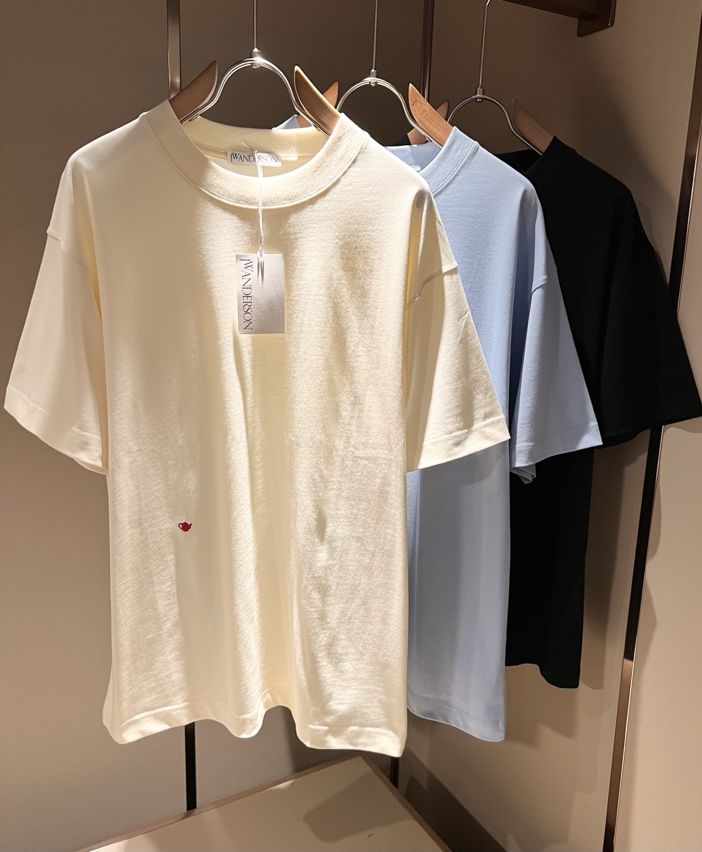 NO:774397,JWA2026 new spring and summer short-sleeved T-shirts for men and women are on sale simultaneously at counters!  Customized exclusive washed cotton fabric, customized original craft threads, and body logo embroidery design!  Perfectly integrated into fashion and style, it is a top-notch fashionable style that is perfect for outer wear!  The whole thing gives people a natural feeling!  The ultimate classic versatile short-sleeved T-shirt, the ultimate heavy work and the ultimate perfection!  Fans who pursue high quality should rush to buy it by themselves, and we sincerely invite all fans who know the goods to appreciate this model together!  Size S-XL,,T-shirt,tees,t-shirt,19860909JWA2026春夏新款男女同款短袖T恤,专柜同步发售！定制专属洗水纯棉面料,定制原版工艺螺纹,衣身标识logo刺绣设计！完美融入时尚还有风情感一款完美符合外穿的顶尖时髦气质款！整体给人浑然天成的感觉！极致经典的百搭型短袖T恤,极致的重工极致的完美！追求高品质的粉丝们请自行抢购,诚邀所有识货的粉丝一同鉴赏此款！尺码S-XL,,T-shirt,tees，t-shirt,,Men's clothing