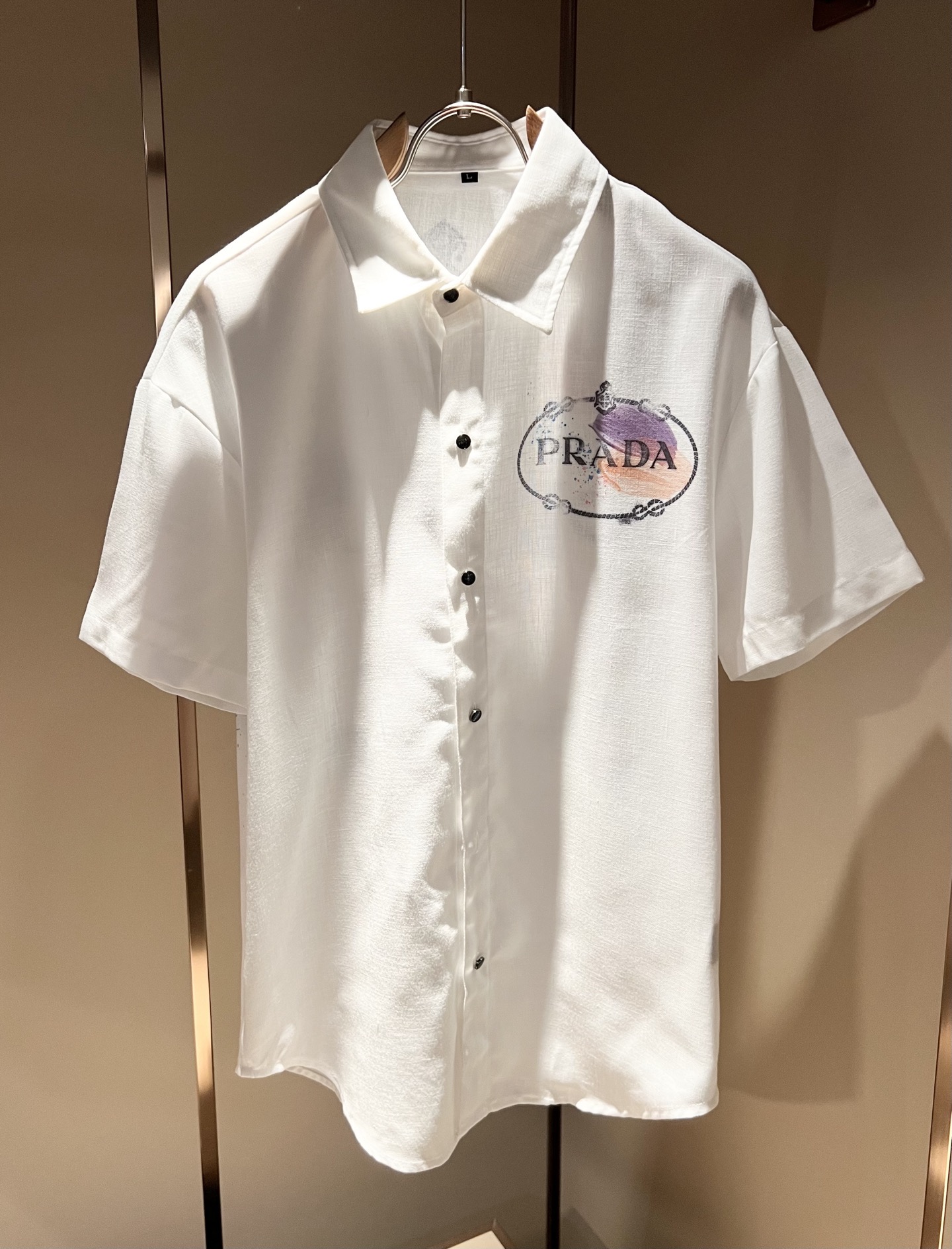 NO:774364,PRAD*A 2026 spring and summer new casual cotton and linen suits, the latest model is exclusively available on the entire network!  !  ~It is both classic and fashionable, who doesn’t love it? It shows the classic again, it is very eye-catching, and it has a low-luxury aura and recognition!  Pr*da's traditional brand concept and modern advanced technology are perfectly combined. Coupled with an extremely modern and simple design, Pr*da's exclusive logo printing design!  Customized 100% imported high-quality cotton and linen fabrics!  The texture of this model is quite impressive. You can tell the specifications and grades at your fingertips. The level of finesse and breathability are top-notch!  Size M-4XL,,prada,19860909PRAD*A普*达 2026春夏新款休闲棉麻套装,最新款全网独家首上！！~既经典有时尚百搭,谁不爱啊,将经典再次展现,非常的耐看,自带低奢光环与辨识度！Pr*da传统的品牌理念和现代化的先进技术进行了完美结合.加上极其现代摩登风范的简约设计,p家专属logo印花设计！定制百分百进口优质棉麻的面料！此款的质感相当感人 触手便知规格档次 细腻程度与透气效果堪称顶级！尺码M-4XL,,prada,,Men's clothing