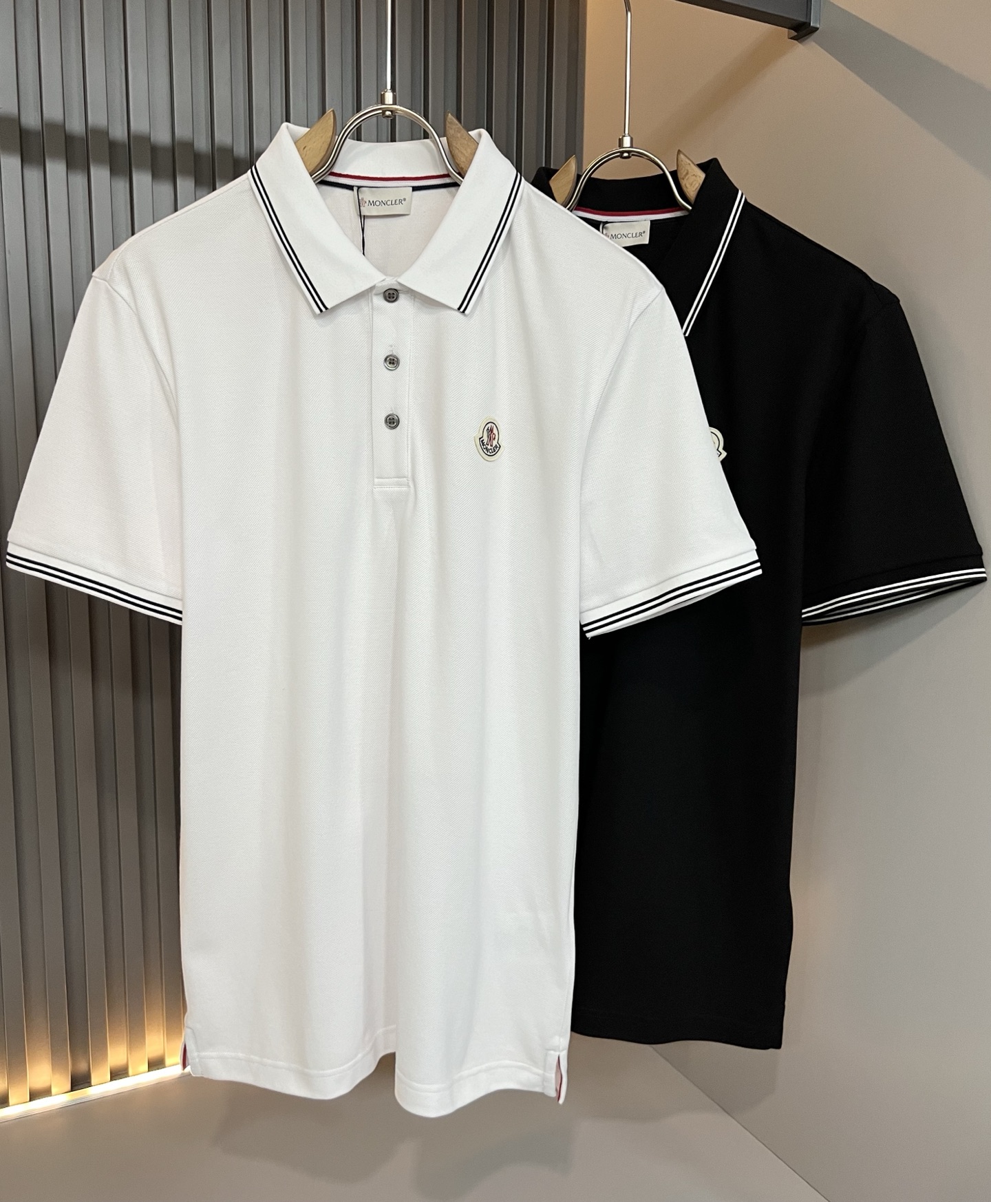 NO:776911,MON Meng**kou 2026 spring and summer new men's original men's short-sleeved POLO shirts, products from trading companies, are on sale simultaneously on the official website!  This type of basic item must appear every season. It is supplied with imported pique cotton, which has both comfort and breathability. It has perfect overall visual value and is decorated with a logo badge!  A highly wearable item!  Standard cut, comfortable stretch, unrestricted movement!  The design of the lapels not only meets the needs of simple style, but also has strong practicality and high-end atmosphere!  Universal and versatile style. Sizes M-3XL, T-shirt,19860909MON蒙**口2026春夏新款男士原单男士短袖POLO衫,贸易公司货,官网同步发售！此类型的基础单品是每季必出现的,客供进口珠地棉,舒适性与透气性兼备,整体视觉值满分,标志logo徽章修饰！穿搭率极高的单品！版型剪裁标准,伸展舒适,运动无拘束！翻领的设计在满足简约的风格上的需求同时,实穿性强,高端大气上档次！ 万能百搭款.尺码M-3XL,,T-shirt,,Men's clothing