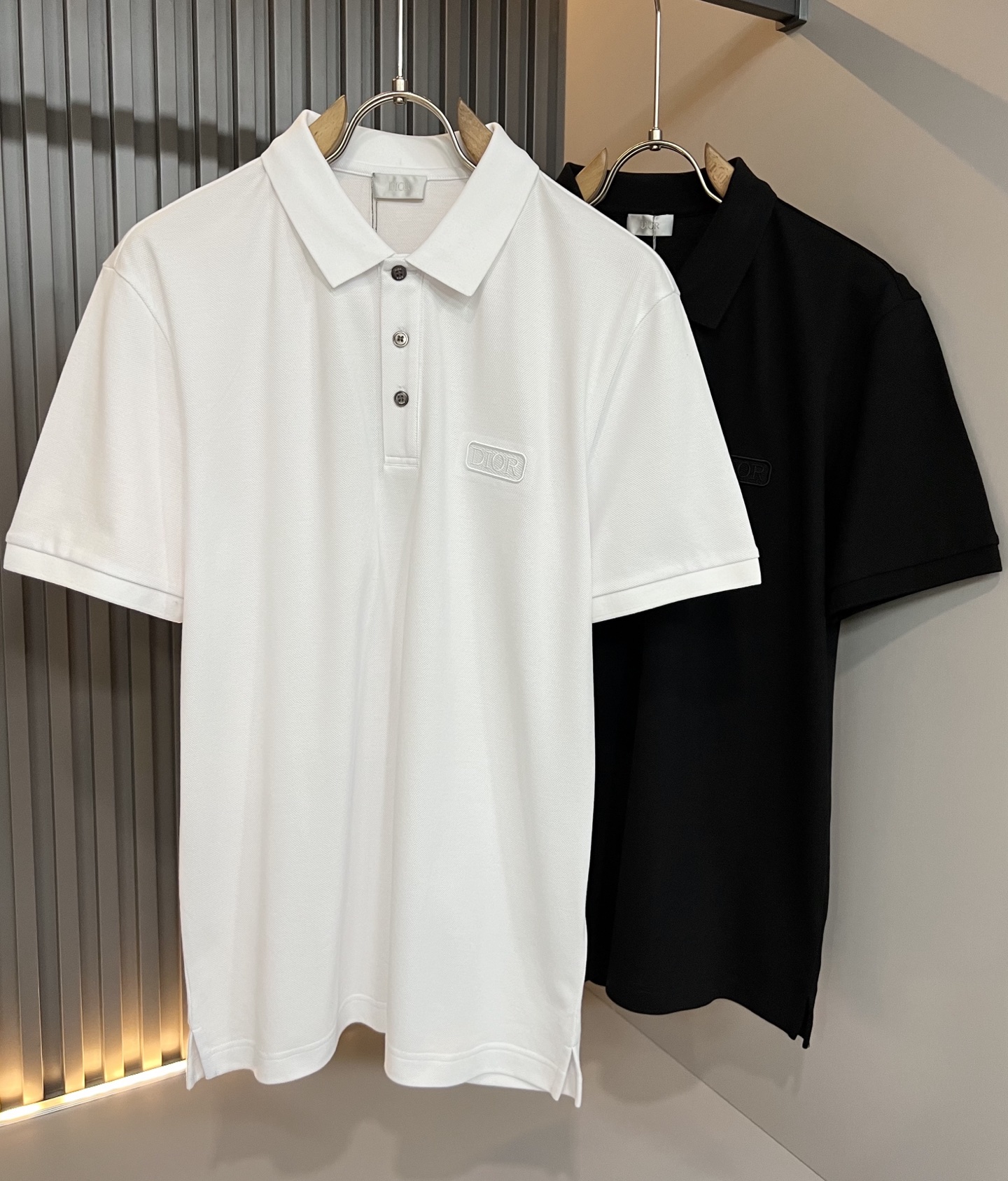 NO:776874,Di*r Dijia's 2026 spring and summer new men's Polo shirts, there are many simple solid color fashionable models. Many design experts have an inseparable feeling for solid colors. This is a tribute to tradition and a nostalgia for the mood~ In fact, the nostalgia of the design also determines the tone of the work. The work I am going to talk about today is a new work brought by Dio*~~ It can be said to be a business or casual style work. Simple iconic logo embroidery design on the shoulders!  The exquisite workmanship is worthy of careful consideration. It can be said that it is an extremely accurate setting of the simple style. A simple and casual tone is very accurate. The imported pique cotton fabric is soft and comfortable. The classic POLO shirt lapel design is impeccable in workmanship. It is not monotonous and looks more high-end. It originally exudes a fashionable temperament. Coupled with its soft and comfortable fabric, the wearing experience of the whole piece is taken to a higher level~ The control of style and tone is very accurate!  !  The first choice for shopping~~ Exclusive on the entire network, sizes M-3XL, dior, dior,19860909Di*r迪家 2026春夏新款男士Polo衫,简约纯色时尚款不乏有许多设计大咖们都对于纯色都有着难以割舍的情怀.这是一种对于传统的致敬,也是一种对于情调的怀旧~其实,设计的怀旧感很大部分也决定了作品的基调.今天要说的这件作品,就是由Dio*带来的新作~~可以说是一件可商务可休闲的风格作品.肩膀简单标志性logo刺绣设计！精致的做工值得细品,可以说是一次极为准确的简洁风定调.一种简洁&休闲的基调已经十分准确了.进口珠地棉面料,质地柔软舒适.经典POLO衫翻领设计,做工无可挑剔.不单调的同时更显高端.本来散发的就是一种时尚的气质,再加上其柔软舒适的面料,整件作品的穿搭体验,更上一层楼~对于风格的把控以及基调的石锤,更是非常只准确！！剁手首选好吧~~全网独家,尺码M-3XL,,dior,dior,,Men's clothing
