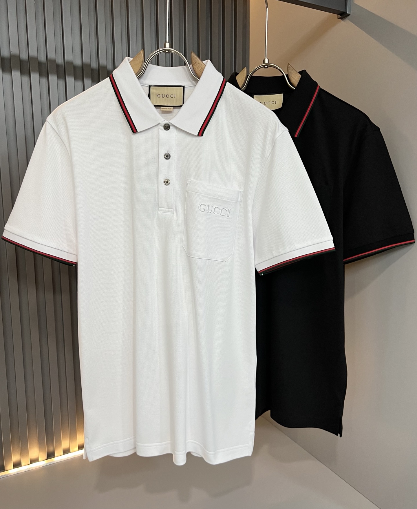 NO:776878,GUC*I Gujia’s new 2026 spring and summer short-sleeved Polo shirts are rarely available through trading company channels and will be sold simultaneously on the official website!  G's spring and summer series for couples is online, with logo embroidery design on the chest!  The fabric is breathable and has a certain sense of self-importance. Customized original imported top-grade pique cotton fabric!  It is breathable, skin-friendly and comfortable to wear next to the body. The colors are beautiful, eye-catching and fashionable. The unique patterns will definitely make you stand out in the crowd!  The upper body effect is age-reducing and versatile, making it easy to wear in daily casual wear, and can be easily worn by both men and women!  Size M-3XL,,gucci,gucci,gucci,T-shirt,19860909GUC*I 古家2026春夏新款短袖Polo衫,贸易公司渠道稀出,同步官网发售！G家春夏系列情侣上线,胸前logo刺绣设计！面料透气有一定的自重感,定制原版进口顶级珠地棉面料！贴身穿着透气亲肤舒适,色彩靓丽、吸睛时髦度爆棚,与众不同的图案绝对可以让你在人群中出彩万分！上身效果减龄又百搭,轻松Get起日常休闲穿搭,男女皆可轻松驾驭！尺码M-3XL,,gucci,gucci,gucci,T-shirt,,Men's clothing