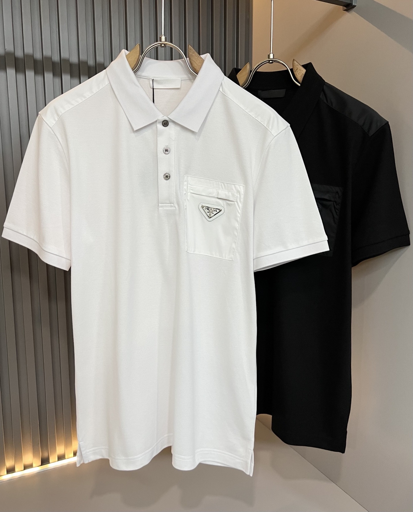 NO:776905,Prad*P*DA 2026 spring and summer new short-sleeved Polo shirt with classic elements, classic and elegant style, can be worn for ten years and still popular, you must collect a few pieces, rare and exquisite style, you must collect it!  A piece of good taste!  It is so important that no matter what season it is, it is 100% imported top quality pique cotton!  Fine weave!  solid!  Recognized as one of the best cottons in the world!  The feel and texture are perfect! Triangular hardware logo design on the chest!  Perfectly enriching everyone’s visual sense!  Make you feel clean and neat!  Fashionable and good-looking!  !  Wearing this short-sleeved shirt from Prada, you will know what the world is worth!  PRADA has always been the quality life pursued by European aristocrats and upper-class people. This simple casual and versatile T-shirt is a personal luxury item with fashionable colors. Luxurious materials and rigorous craftsmanship are the main tools for PRADA fans. The flat and stylish round neck, the version is warm and comfortable, easy to wear and match, with its own accent and handsomeness, it is truly a one-piece that conquers the world!  The brand's design details are very exquisite, and the upper body is light and stylish. You must buy the latest T-shirts every season. In the face of this kind of consumables, it directly saves you the trouble of dressing when going out. There are many letter T-shirts on the market, but this one is rare. The streamlined tailoring and light casual literary temperament give you a perfect look in spring. Anyone who pursues fashion may wish to try it!  Size M-3XL,,prada,prada,T-shirt,tees,t-shirt,19860909Prad*普*达 2026春夏季新款经典元素短袖Polo衫,经典大方的款式,可以穿十年都还是流行的那种,你一定要收藏几件,难得精致极致的款,你一定要收！好品味的一件！重要到哪个季节都绕不开它百分百进口顶级珠地棉！织法精细！结实！世界公认最好的棉之一！手感质感都极完美! 胸口三角五金logo图案设计！完美的丰富大家的视觉感！让你感觉干净利落！时尚又好看！！穿上普拉达的这款短袖,才知道什么是人间太值得！PRADA一直都是欧洲贵族和上流社会雅士追求的品质生活这款简易休闲百搭T恤更是穿出个人奢侈的单品色彩时尚 奢侈的材质和严谨的工艺是PRADA圈粉的主要利器平整有型的圆领,版型温暖舒适好穿又好搭,自带腔调和帅气,真正的一款打天下！品牌的设计细节十分考究,上身轻便有型,每季都要入手最新的T恤,面对这种消耗品,直接省了你出门穿搭的烦恼,市面上的字母T恤有很多,但这款还很难得一见了,信手拈来的流线剪裁,淡淡的休闲文艺气质,给足春日的排面,每个对时髦度有追求的你,都不妨上身一试！尺码M-3XL,,prada,prada,T-shirt,tees，t-shirt,,Men's clothing