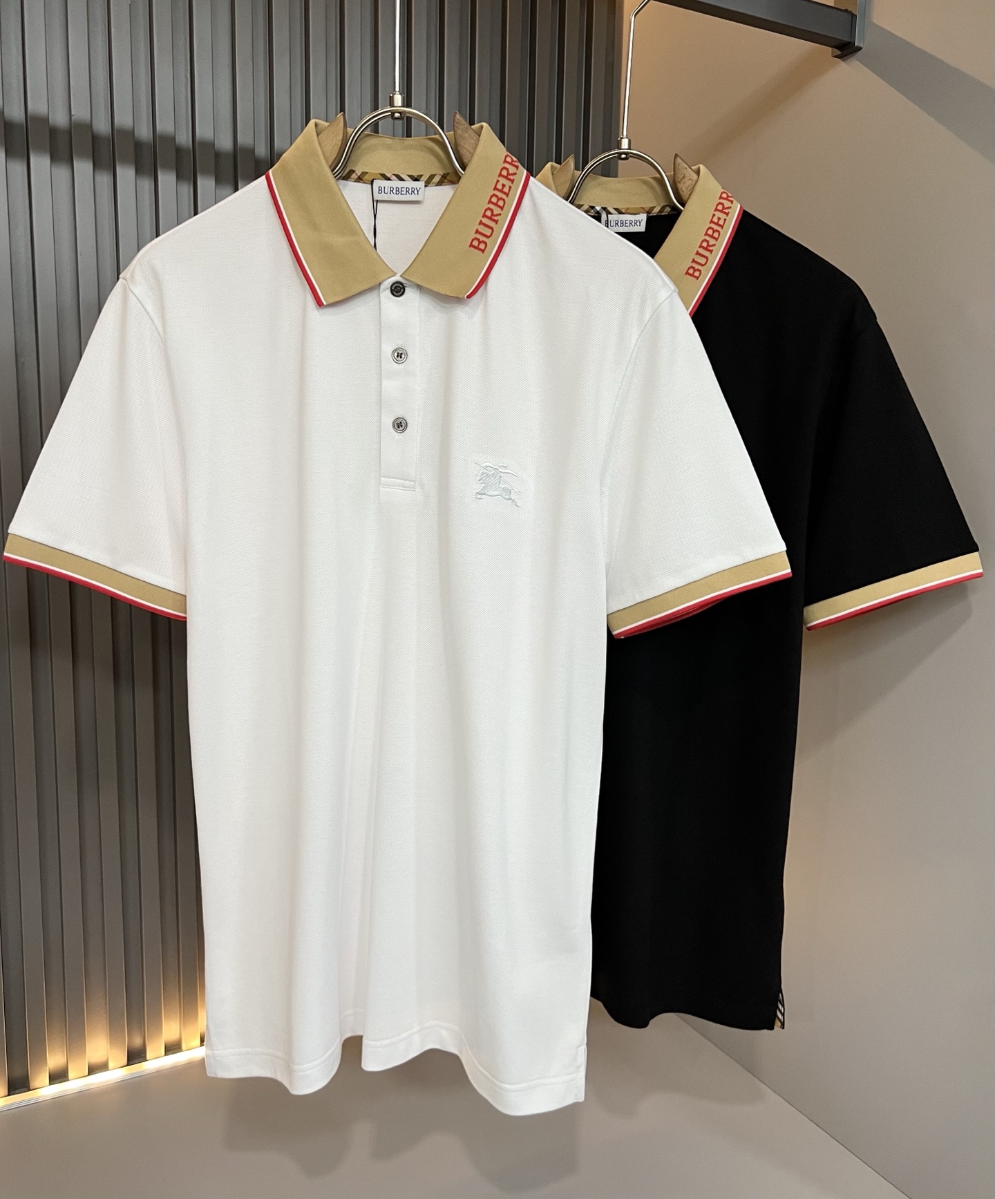 NO:776900,Bur*erry 2026 spring and summer new men's short-sleeved Polo shirt, the brand's latest design elements!  It’s neither monotonous nor complicated, just the right amount to show off your taste!  Customer-supplied top-quality customized pique cotton fabrics!  Comfortable, sweat-absorbent and breathable are not a problem at all. The unique luxury feel of the fabric presents a simple and elegant temperament!  Crocheted logo neckline design on the neckline!  Logo embroidery design on the chest!  Full three-dimensional! Standard cutting design!  Every detail is in sync with high-end fashion. Sizes: M-3XL, burberry, T-shirt,19860909Bur*erry 巴*莉 2026春夏新款男士短袖Polo衫,品牌最新设计元素！既不单调也不复杂,恰到好处的展现品味！客供顶级定制珠地棉面料！舒适吸汗透气根本不在话下,面料独具的高奢感呈现简约优雅气质！领口钩织logo领口设计！胸前logo刺绣设计！饱满立体!标准裁剪设计！每一处细节都是与高端时尚同步的体现.尺码:M-3XL,,burberry,T-shirt,,Men's clothing