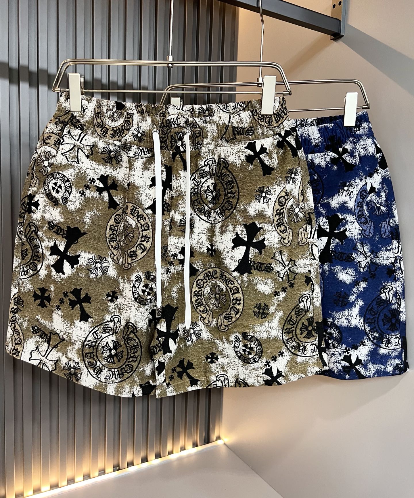 NO:776893,Chrome hear*s grams*heart 2026 spring and summer new casual shorts!  The same casual pants for men and women that you recognize from the bottom of your heart, and become more rare as time goes by, the trendy king of the high street, that is the trendy brand chrome  hear*s conquers your heart. To be honest, wearing Crocodile is very trendy, that is, it is trendy. It is popular on the street. It is made of custom-made original washed pure cotton material. The fabric has a unique feel. This kind of comfort is worn on the body. The upper body is really not picky. The casual and unrestrained taste is particularly sufficient, which enhances the sense of fashion and appearance. Moreover, this type of pants is particularly easy to match with various types of shoes. Where is the recognition, panoramic logo pattern design!  Tough enough, not easy to wear, the details and craftsmanship are in place. Sizes S-2XL,,chrome hearts,chrome hearts,shorts,19860909Chrome hear*s克*心 2026春夏新款休闲短裤！男女同款一款让你从心底认可的休闲裤,并且经过时间的推移而让你更加珍稀,潮流的高街之王,那就是潮牌chrome hear*s克*心,穿克罗心的实话讲很潮了,那就是潮爆了,潮爆街头没话说.定制原版洗水纯棉材质制成,面料手感一绝,这种舒适感穿在身上,上身真心不挑人,休闲潇洒的味道特别足,提升时尚感和颜值,并且这样的裤型特别好搭配各种类型的鞋子.辨识度就在哪里,全景logo图案设计！韧性足,不易磨损,细节工艺非常到位.尺码S-2XL,,chrome hearts,chrome hearts,shorts,,Men's clothing