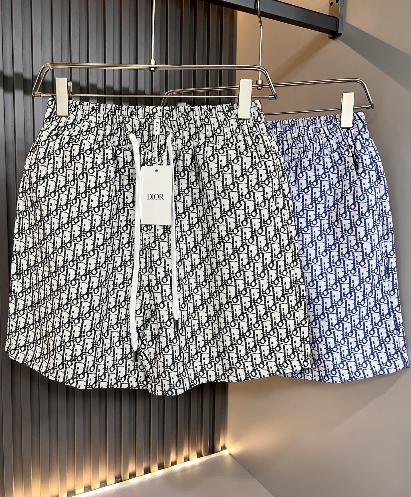 NO:776895,Dio* Dio 2026 spring and summer new casual drawstring shorts for men and women, same style for men and women!  Panoramic logo pattern modification!  Fashionable athleisure shorts!  The fabric is made of imported pure cotton!  Made of custom-made exclusive fabrics, the fabric feels solid, warm, and waxy. It is very skin-friendly and comfortable to wear, and its breathability and moisture absorption are also excellent. It is the first choice for shorts in summer!  Full of brand logo products!  Integrate the avant-garde street atmosphere into this single product, exuding full of vitality and youthful fashion sense!  The casual short trousers are cut in a style that can be easily worn by both men and women!  Recommended treasures that are hard to find but don’t miss them if you like them!  Size S-2XL,,dior,shorts,19860909Dio*迪*奥 2026春夏新款男女同款休闲抽绳短裤,男女同款！全景logo图案修饰！时尚运动休闲短裤！面料采用进口纯棉棉材质！定制专属面料制作而成,面料手感瓷实温厚软糯,贴身穿着非常的亲肤舒适,并且透气性与吸湿性也极为优越,夏天里的短裤首选！满满品牌标志产品！将前卫的街头气息融入进这款单品之中,散发着满满的活力与青春时尚感！休闲的短款裤装版型裁剪,无论男女皆可轻松驾驭！可遇不可求的宝藏好物推荐,喜欢的千万不要错过！尺码S-2XL,,dior,shorts,,Men's clothing