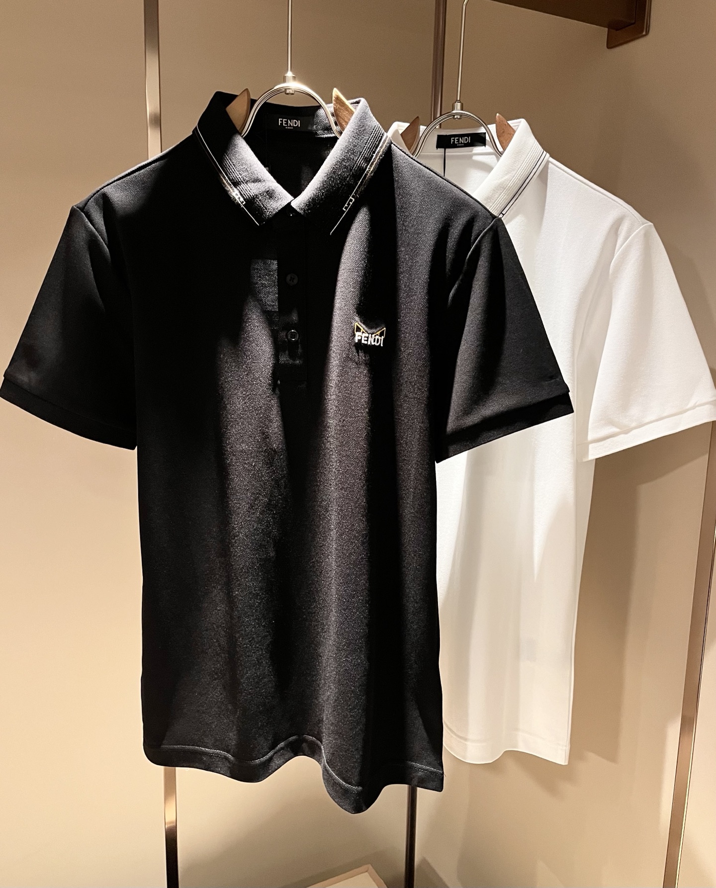 NO:774369,FEN Fen*di 2026 spring and summer new short-sleeved Polo shirt!  The clean version is versatile and has no age limit, and the logo pattern on the chest is embroidered with craftsmanship!  Whether you are casual or like trendy and well-matched, it is a must-have item for boys' wardrobe, whether worn with a jacket or worn alone in summer. The mesh piqué cotton is more delicate, breathable and sweat-absorbent. It has a stylish upper body and a great fit. The clothes are tall and stylish, which distinguishes low-end junk. The collar will collapse without washing. Sizes M-3XL, fendi, jackets & coats, jackets & coats, T-shirt,19860909FEN 芬*迪2026春夏新款短袖Polo衫！净版百搭不限制年龄,胸前logo图案刺绣工艺设计！无论你是轻熟还是喜欢潮风搭配妥妥的,男生衣橱必备单品款,无论内搭夹克外套,还是夏季单独穿都可以,网状珠地棉更细腻透气吸汗,上身有型并且贴服感受非常棒,衣服挺拔有型区别低端渣货,不会洗洗领子就塌了. 尺码M-3XL,,fendi,jackets & coats,jackets & coats,T-shirt,,Men's clothing