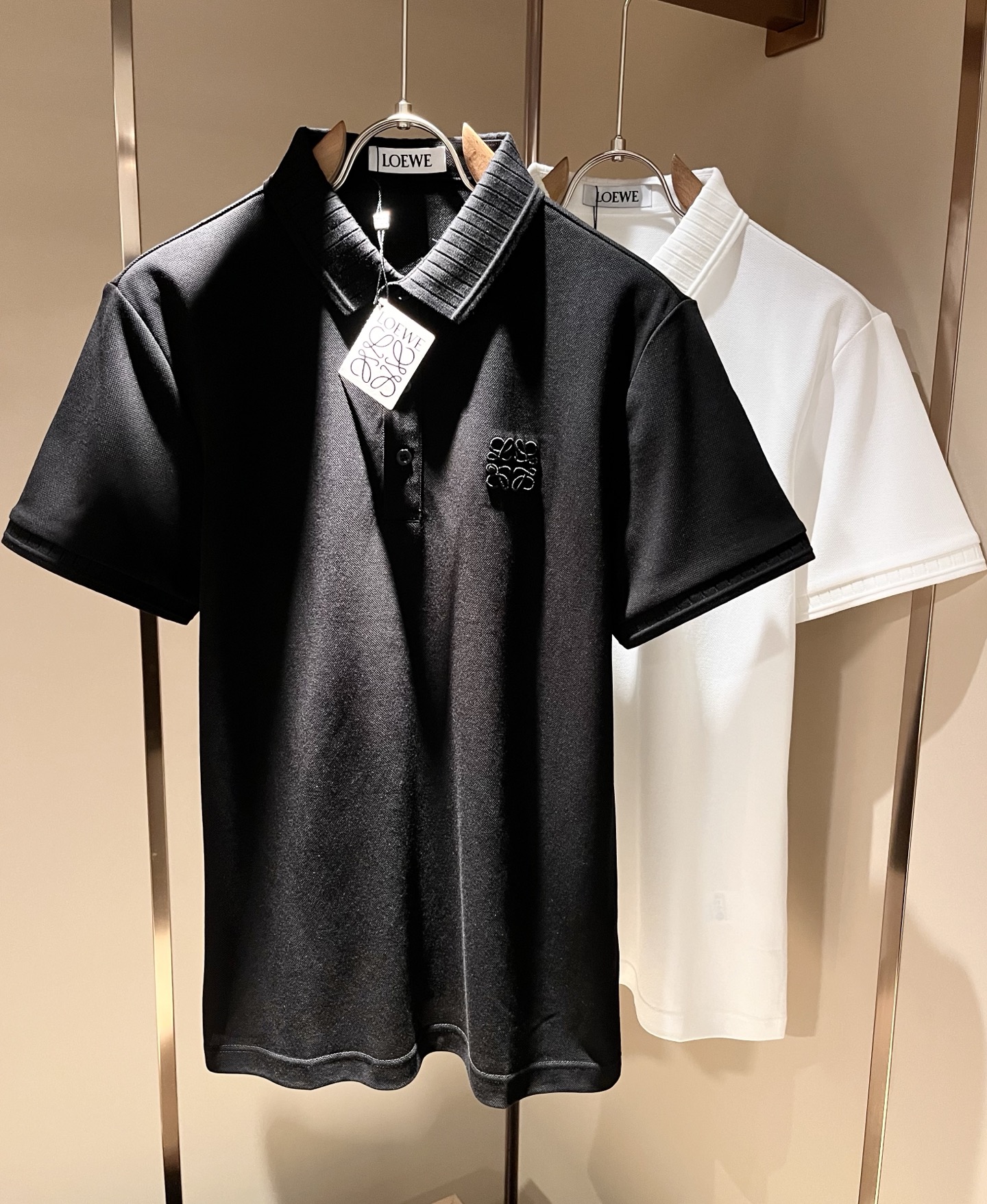 NO:774360,LO*WE/罗*伟 2026 spring and summer men's lapel short-sleeved POLO shirts, available from trading company channels, the latest 2026 spring and summer products, sold simultaneously in official counters, classic star-level items!  LO*WE's leather goods have the highest say in the entire fashion circle. The brand value is very influential and has a century-old historical and cultural heritage. It is a brand used by the royal family and nobles. Its exquisite craftsmanship and design have subverted modern aesthetics!  The overall design is in line with the aesthetic design of the LOE family, using classic brand elements, perfectly inheriting the essence and genes of the LOE family, and injecting the brand logo design!  The vision is quite exquisite and beautiful, highlighting the brand characteristics, highly recognizable and very fashionable. The overall design interprets minimalism to the extreme, simple and elegant!  High-end materials are imported from Egypt, and high-end high-quality cotton is selected and woven and dyed in a century-old Italian workshop. It is an extremely luxurious and special material. The fabric properties are all of the highest quality. The mesh structure is delicate and natural, with perfect combination of comfort and breathability. The tactile experience is self-evident, and the ultimate luxury enjoyment!  The appearance is perfect, the details are exquisite, the fashionable zipper placket, and the small lapel design not only reduce the age but also highlight the fashionable temperament. The upper body is full of temperament, the color matching is quite in line with the needs of the season, the control is very high, regardless of age, and the style is excellent!  Size M-3XL,,loewe,T-shirt,19860909LO*WE/罗*威2026春夏男士翻领短袖POLO衫,贸易公司渠道货,2026春夏最新品,官柜同步售卖,经典明星级单品！LO*WE家的皮具单品在整个时装圈最有极高的的发言权,品牌价值影响力颇高,有着百年历史文化底蕴,皇室御贵族御用品牌,其精湛的手工艺及设计感颠覆了现代审美！整体的设计符合LOE家美学设计,运用了经典的品牌元素,完美沿袭了LOE家的精髓与基因,注入品牌logo标识设计！视觉颇为精致美观,彰显了品牌特质,辨识度极高且极具时髦感,整体的设计将极简主义阐释到极致,简约而大方！客供埃及进口高级物料,甄选高端优质棉经过意大利百年工坊定织定染而成,极为奢华特殊的材质,面料属性皆为上乘,网眼结构细腻自然,舒适性与透气性完美兼备,触感体验不言而喻,奢华极致享受！品相完美如斯,细节处处精致考究,时尚拉链开合门襟,搭配小翻领设计,即减龄又凸显了时髦气质感,上身满满的气质感,配色相当符合搭配季节需求,驾驭度混搭性极高,无关年龄界定,造型感极佳的一款单品！尺码M-3XL,,loewe,T-shirt,,Men's clothing