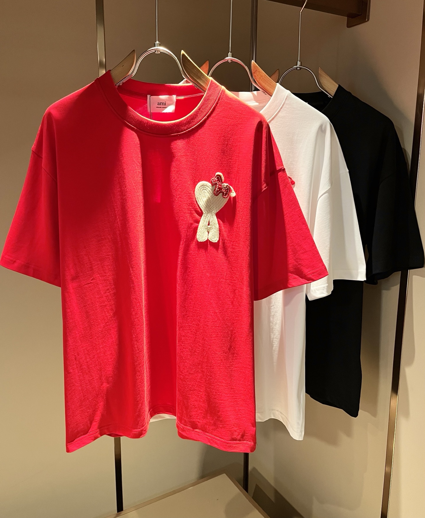 NO:774389,AMI 2026 new spring and summer short-sleeved T-shirts for men and women, the latest model is exclusively available on the entire network!  !  ~It is both classic and fashionable, who doesn’t love it? It shows the classic again, it is very eye-catching, and it has a low-luxury aura and recognition!  The brand concept is perfectly combined with modern advanced technology. Coupled with an extremely modern and simple design, exclusive logo embroidery design!  Customized 100% imported pure cotton fabric!  The texture of this model is quite impressive. You can tell the specifications and grades at your fingertips. The level of finesse and breathability are top-notch!  Size M-2XL,,T-shirt,tees,t-shirt,19860909AMI 2026春夏新款男女同款短袖T恤,最新款全网独家首上！！~既经典有时尚百搭,谁不爱啊,将经典再次展现,非常的耐看,自带低奢光环与辨识度！品牌理念和现代化的先进技术进行了完美结合.加上极其现代摩登风范的简约设计,专属logo刺绣设计！定制百分百进口纯棉面料！此款的质感相当感人 触手便知规格档次 细腻程度与透气效果堪称顶级！尺码M-2XL,,T-shirt,tees，t-shirt,,Men's clothing